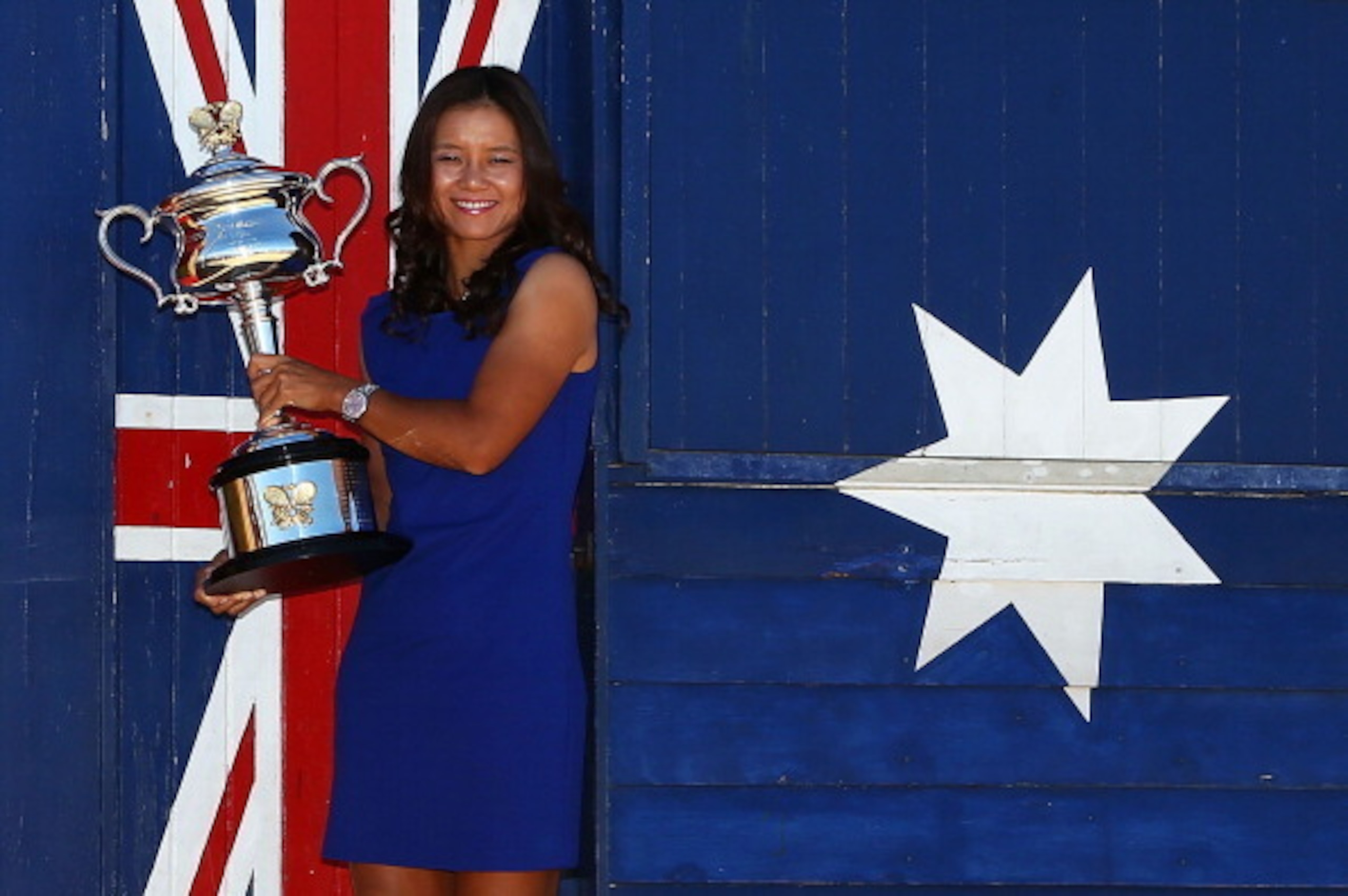 Li Na poses with the 2014 Australian Open trophy.