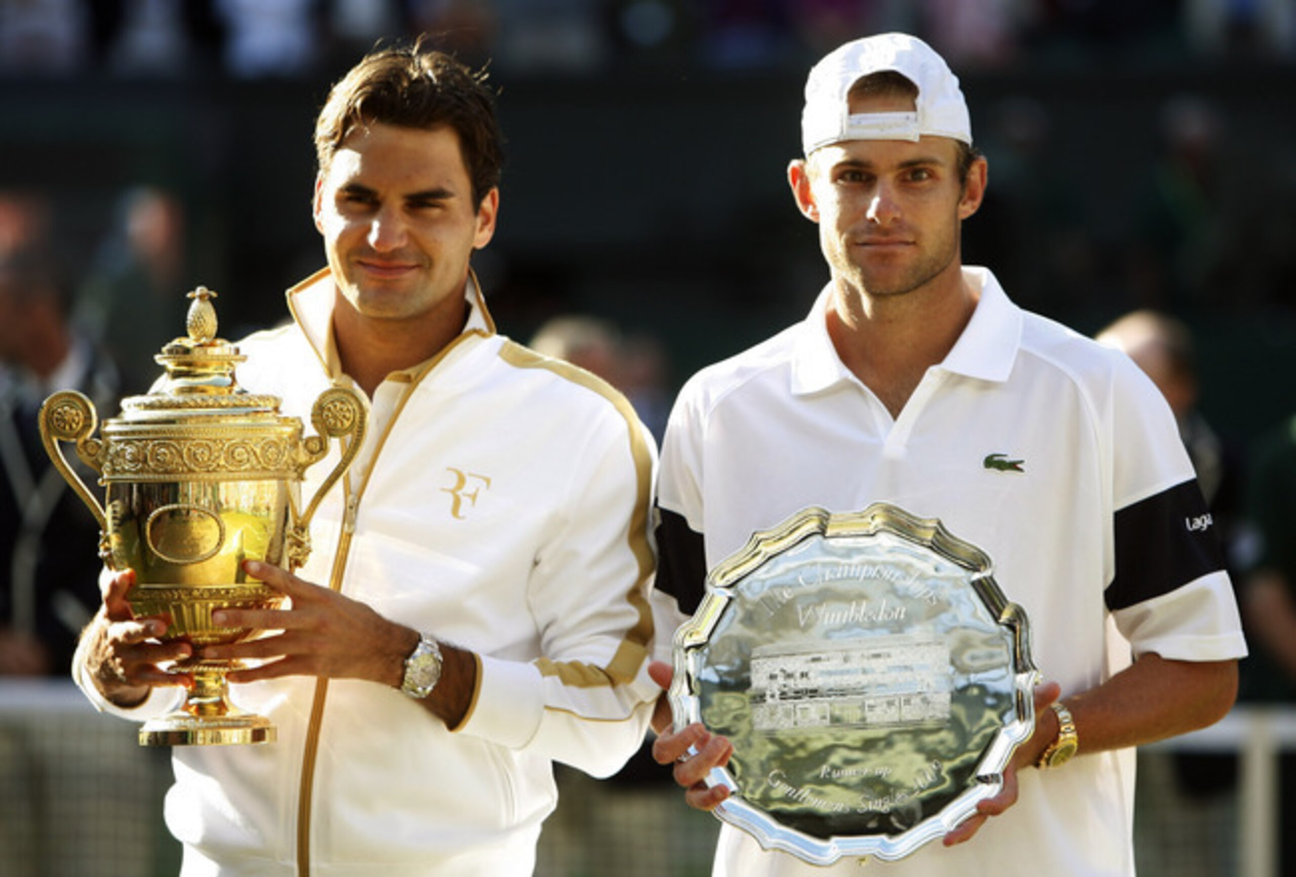 Federer regains his crown against fierce Roddick