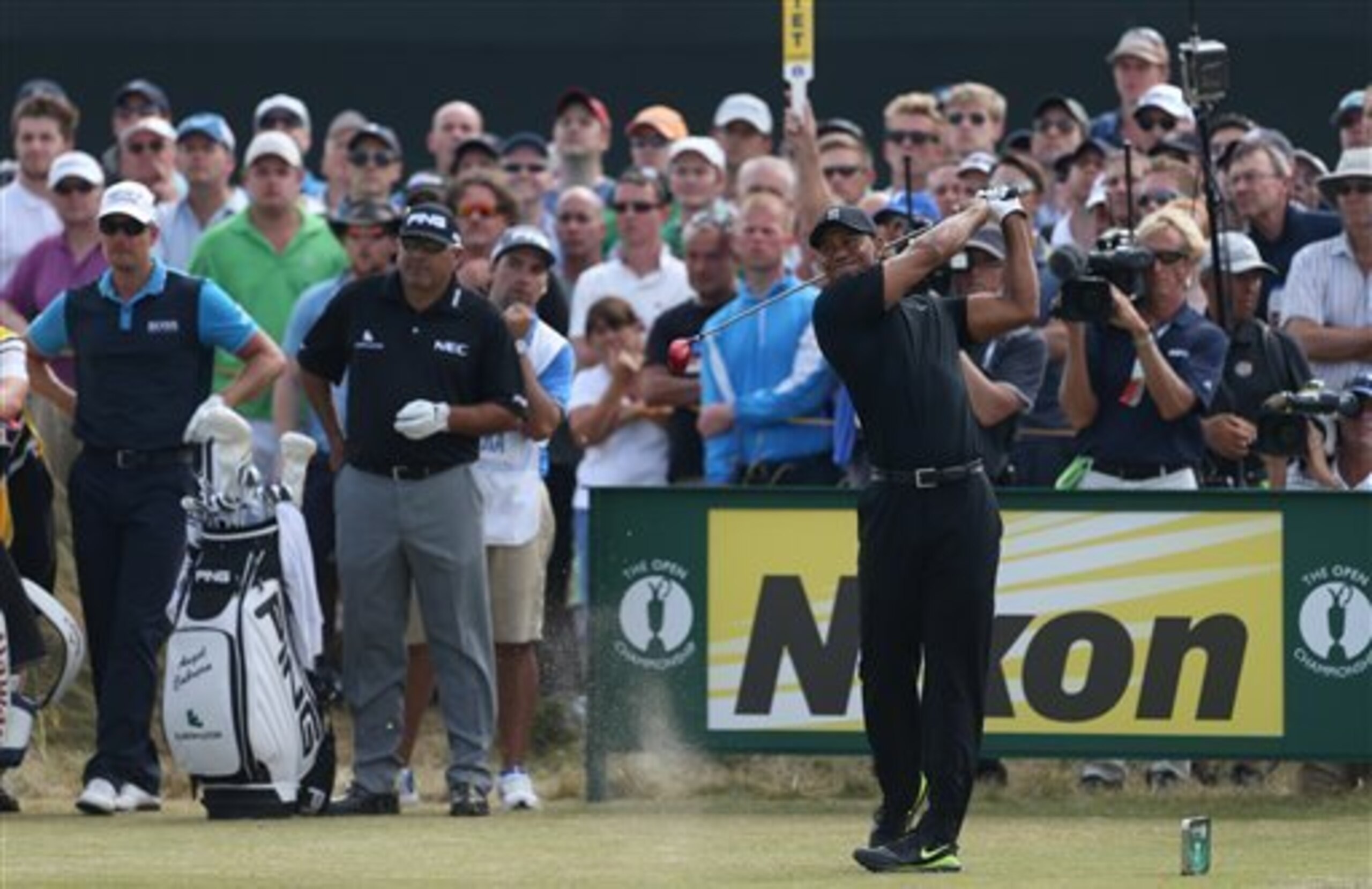 Tiger Woods lost contact with Rory McIlroy and the top of the leaderboard Friday.