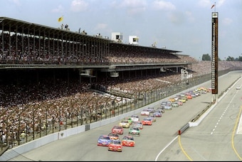 Jeff Gordon leads the field at the start of the 1998 Brickyard 400.