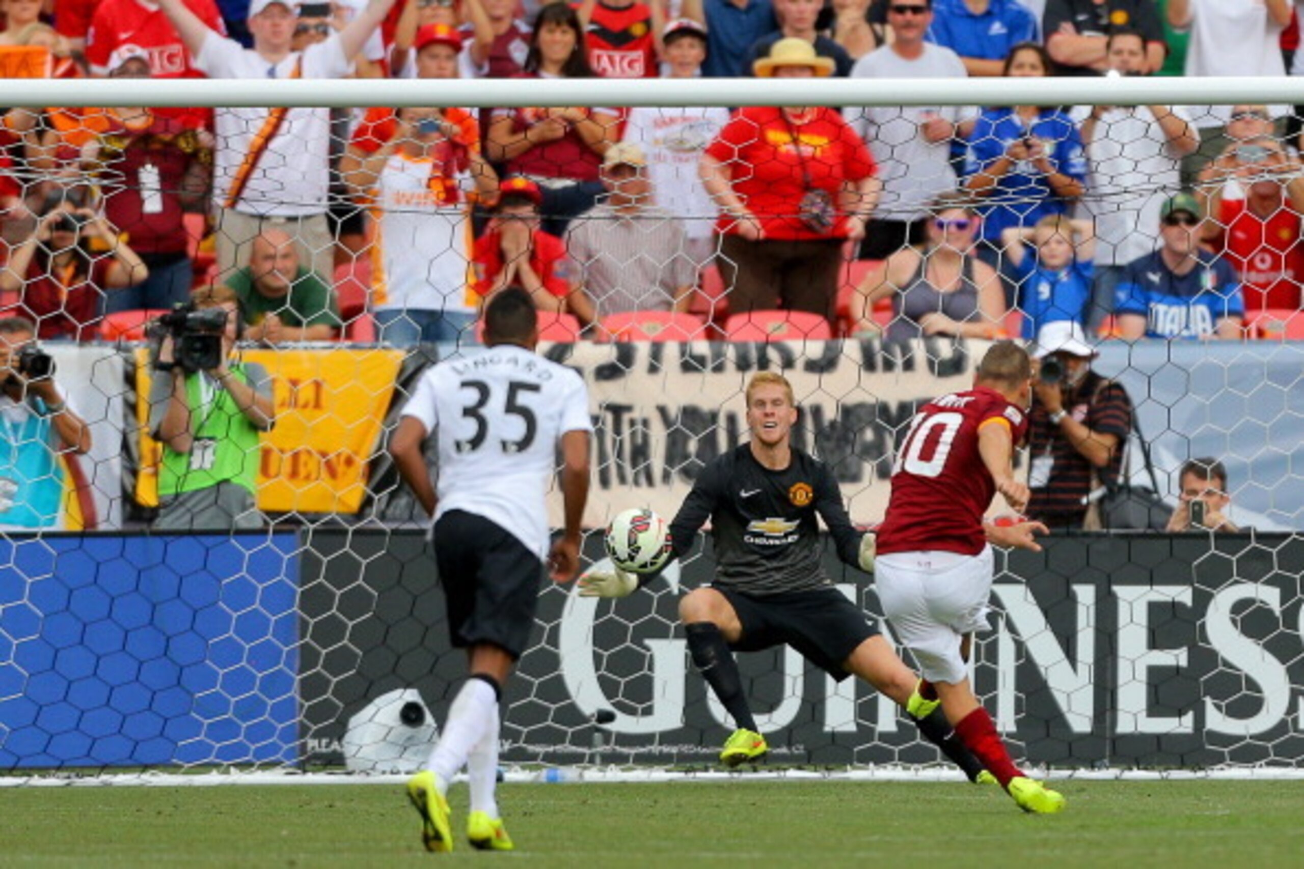Ben Amos should be looking to move on from Manchester United this summer.