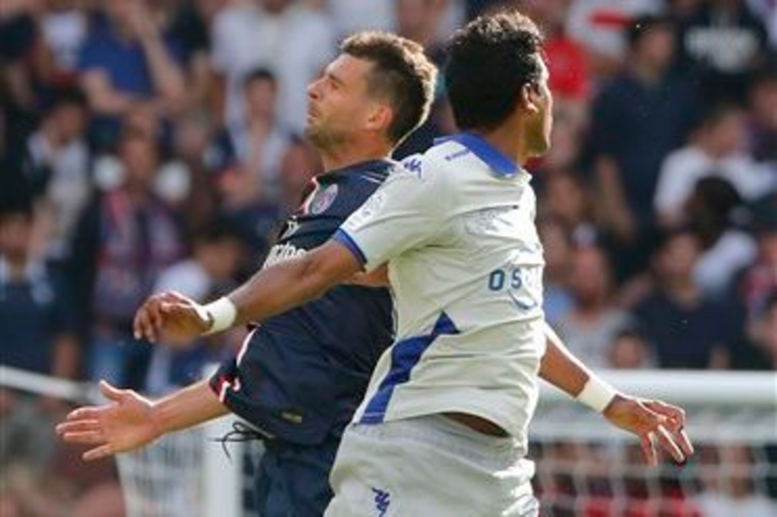 Brandao, in white, and Thiago Motta