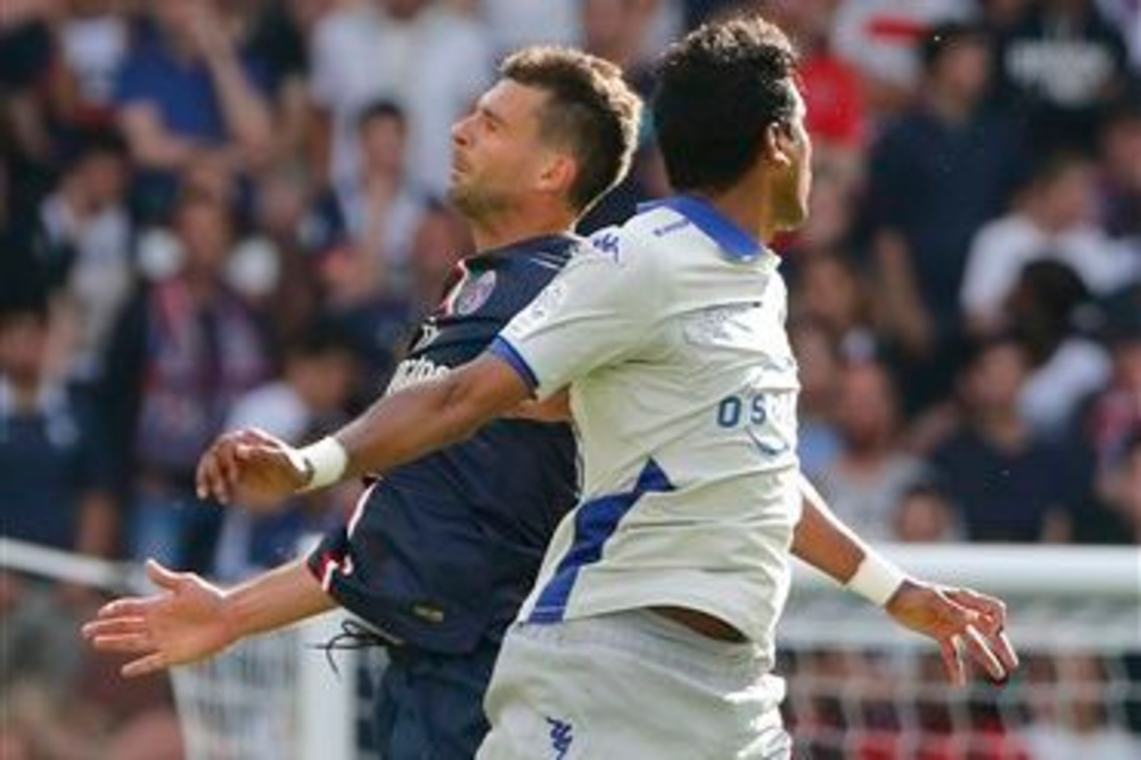Brandao, in white, and Thiago Motta