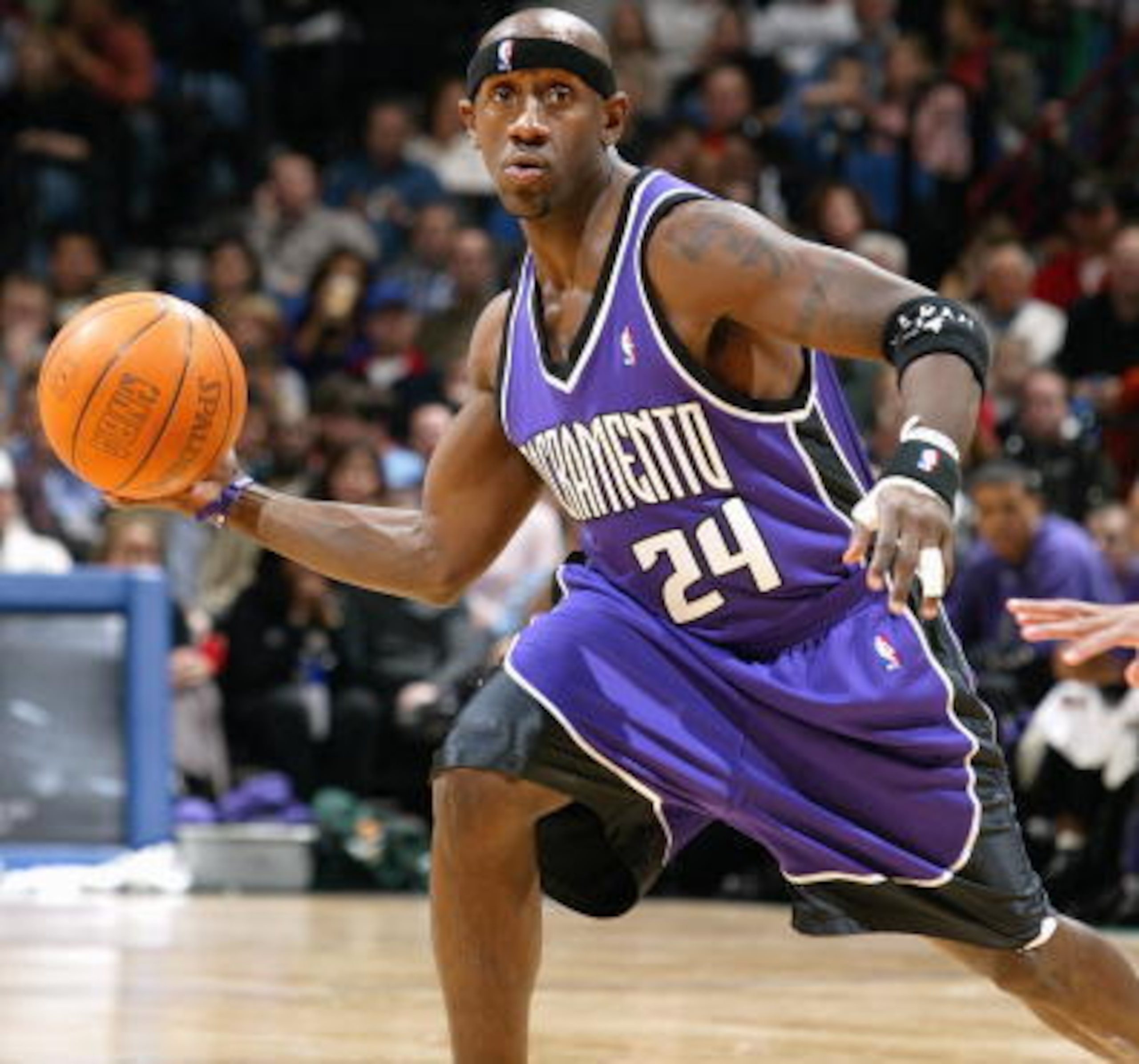 MINNEAPOLIS - DECEMBER 10:  Bobby Jackson #24 of the Sacramento Kings passes the ball against the Minnesota Timberwolves during the game at Target Center on December 10, 2004 in Minneapolis, Minnesota.  The Timberwolves won 113-105.  NOTE TO USER: User ex