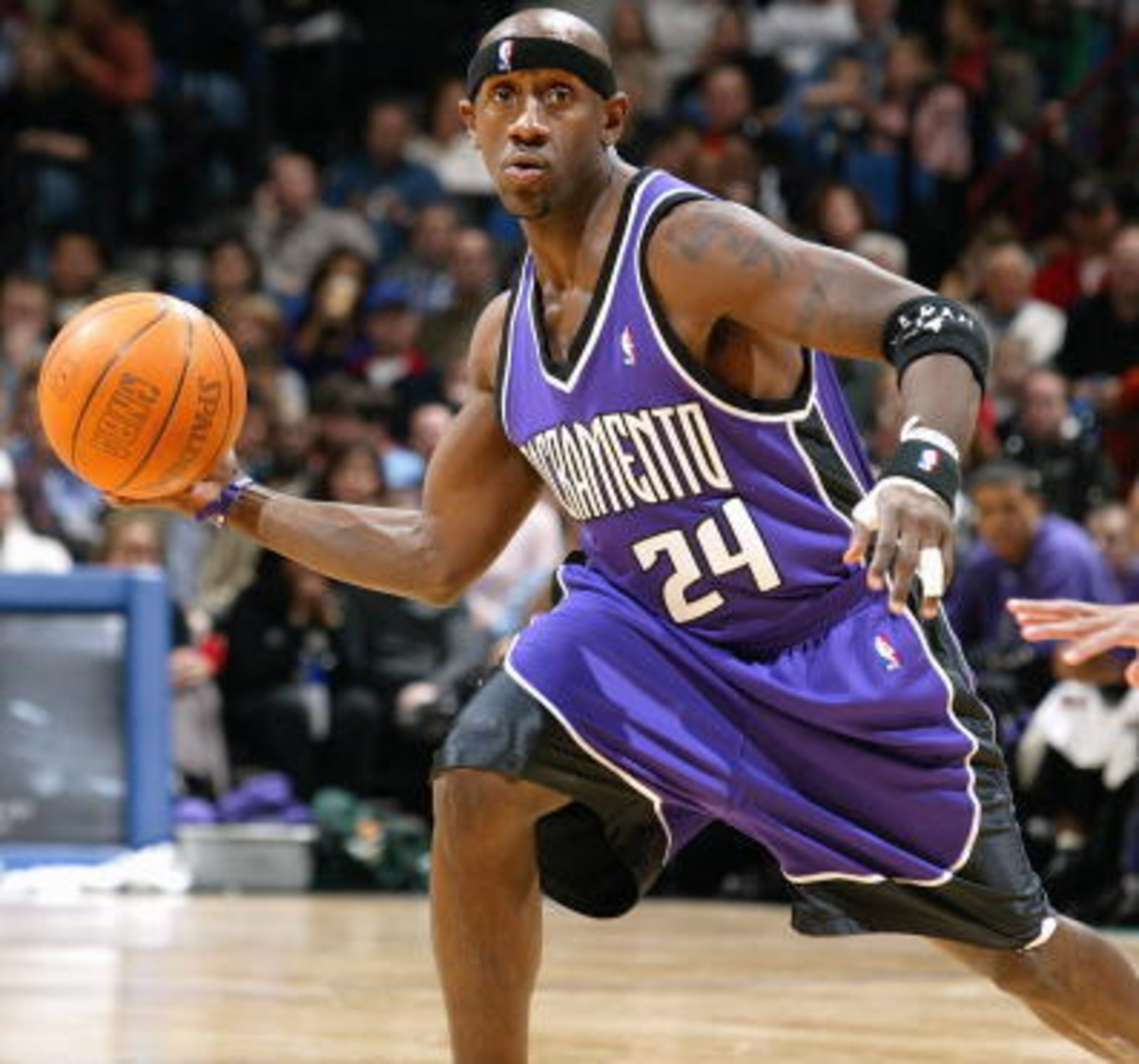 MINNEAPOLIS - DECEMBER 10:  Bobby Jackson #24 of the Sacramento Kings passes the ball against the Minnesota Timberwolves during the game at Target Center on December 10, 2004 in Minneapolis, Minnesota.  The Timberwolves won 113-105.  NOTE TO USER: User ex