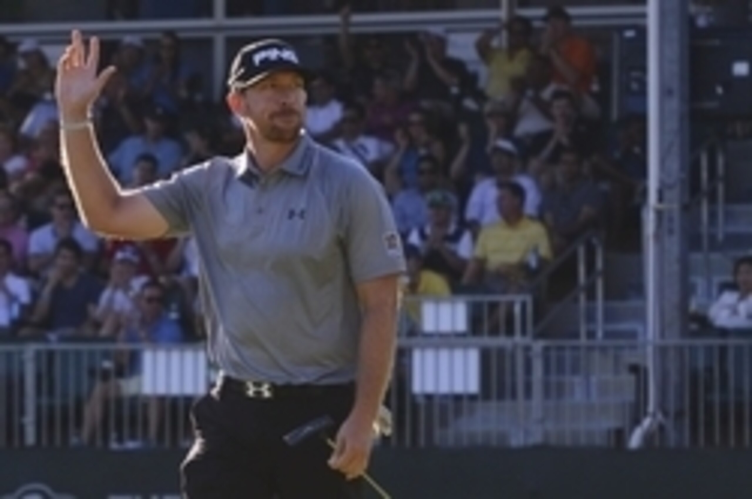 Hunter Mahan salutes the crowd after winning Barclays.