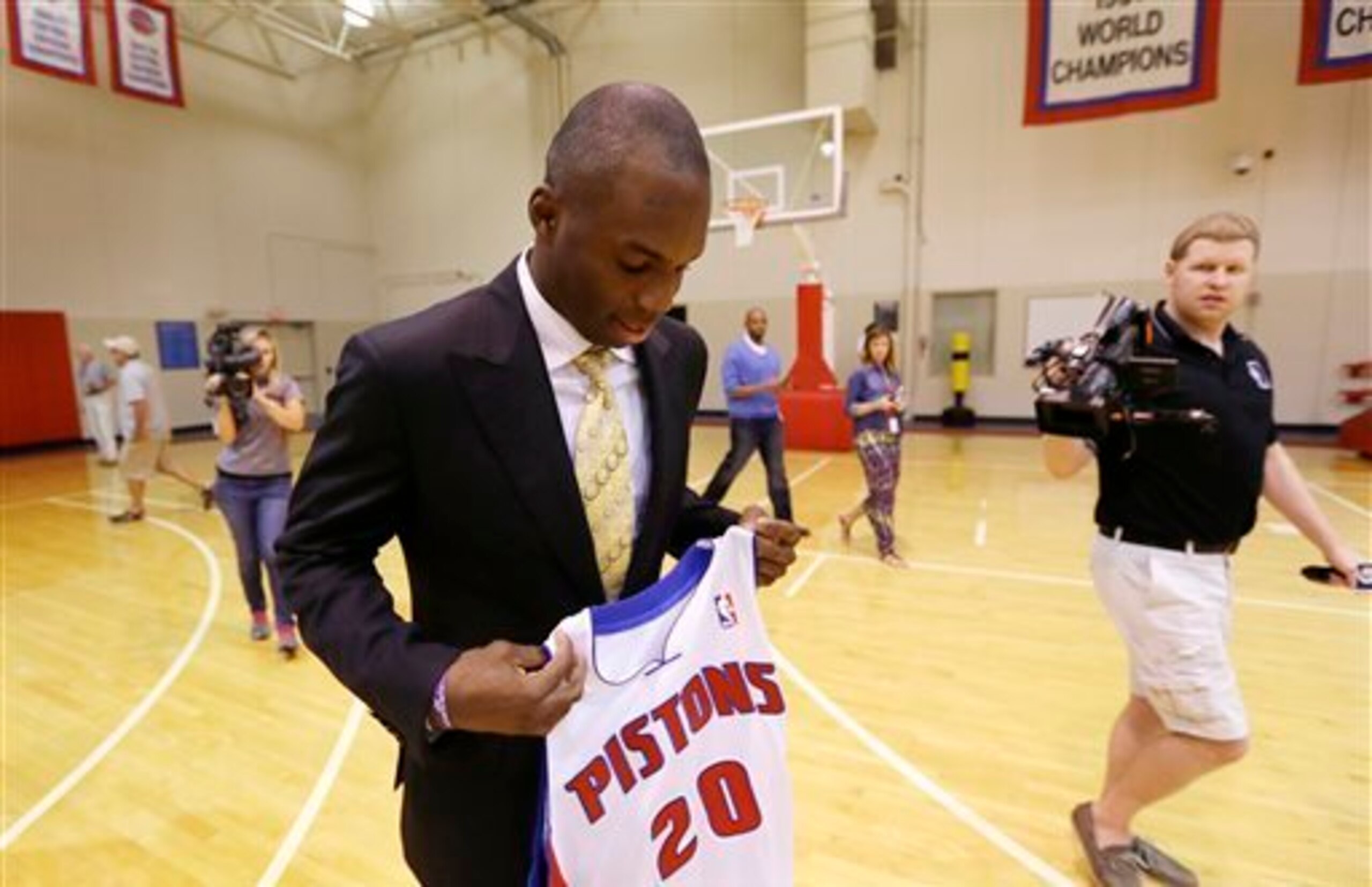 Jodie Meeks will stretch the floor for the Pistons big men.