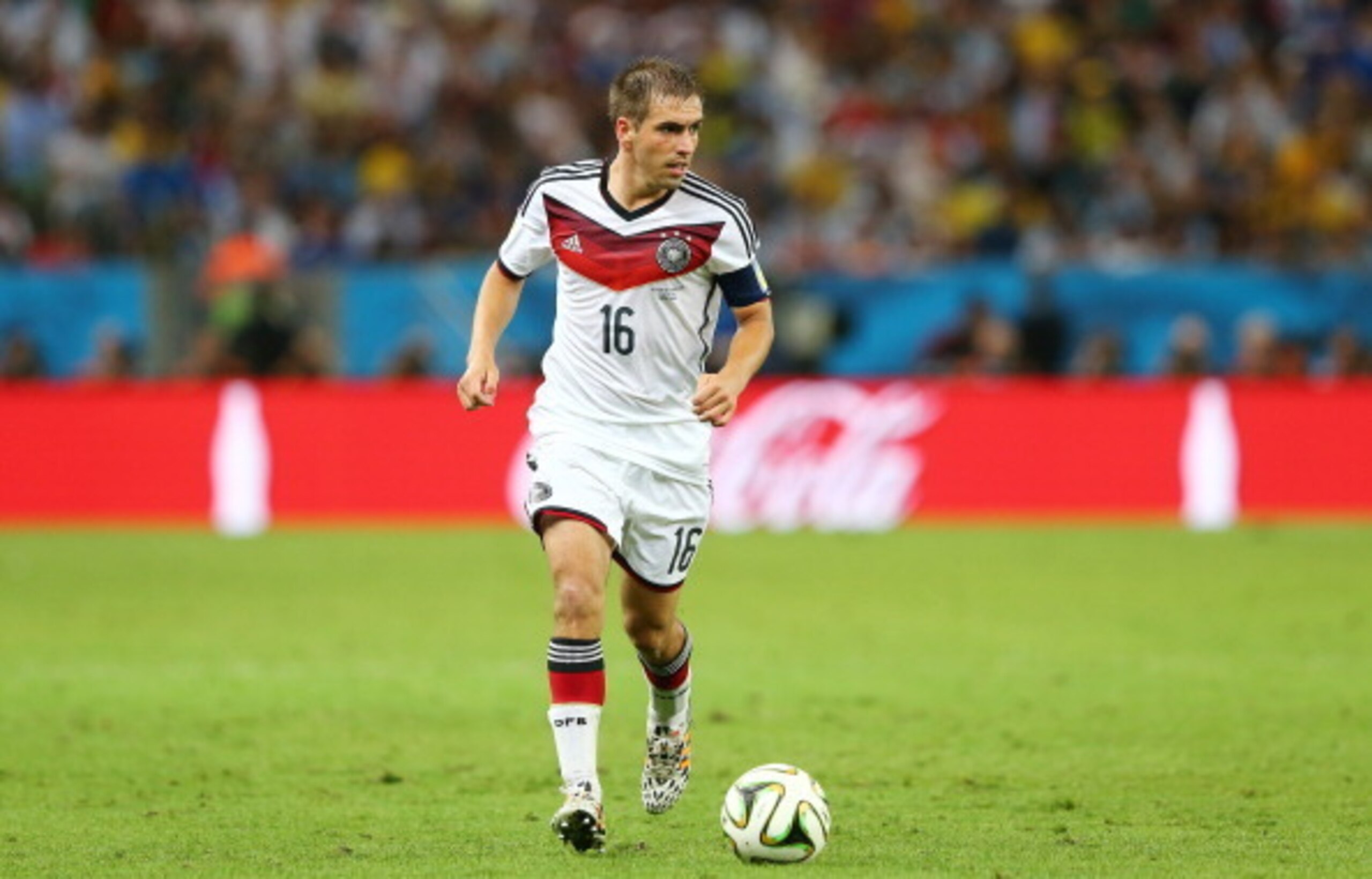 RIO DE JANEIRO, BRAZIL - JULY 13: Philipp Lahm of Germany controls the ball during the 2014 FIFA World Cup Brazil Final match between Germany and Argentina at Maracana on July 13, 2014 in Rio de Janeiro, Brazil.  (Photo by Martin Rose/Getty Images)