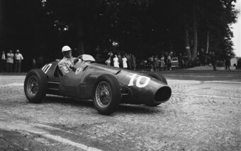 Nino Farina in a Ferrari at the 1952 French Grand Prix.