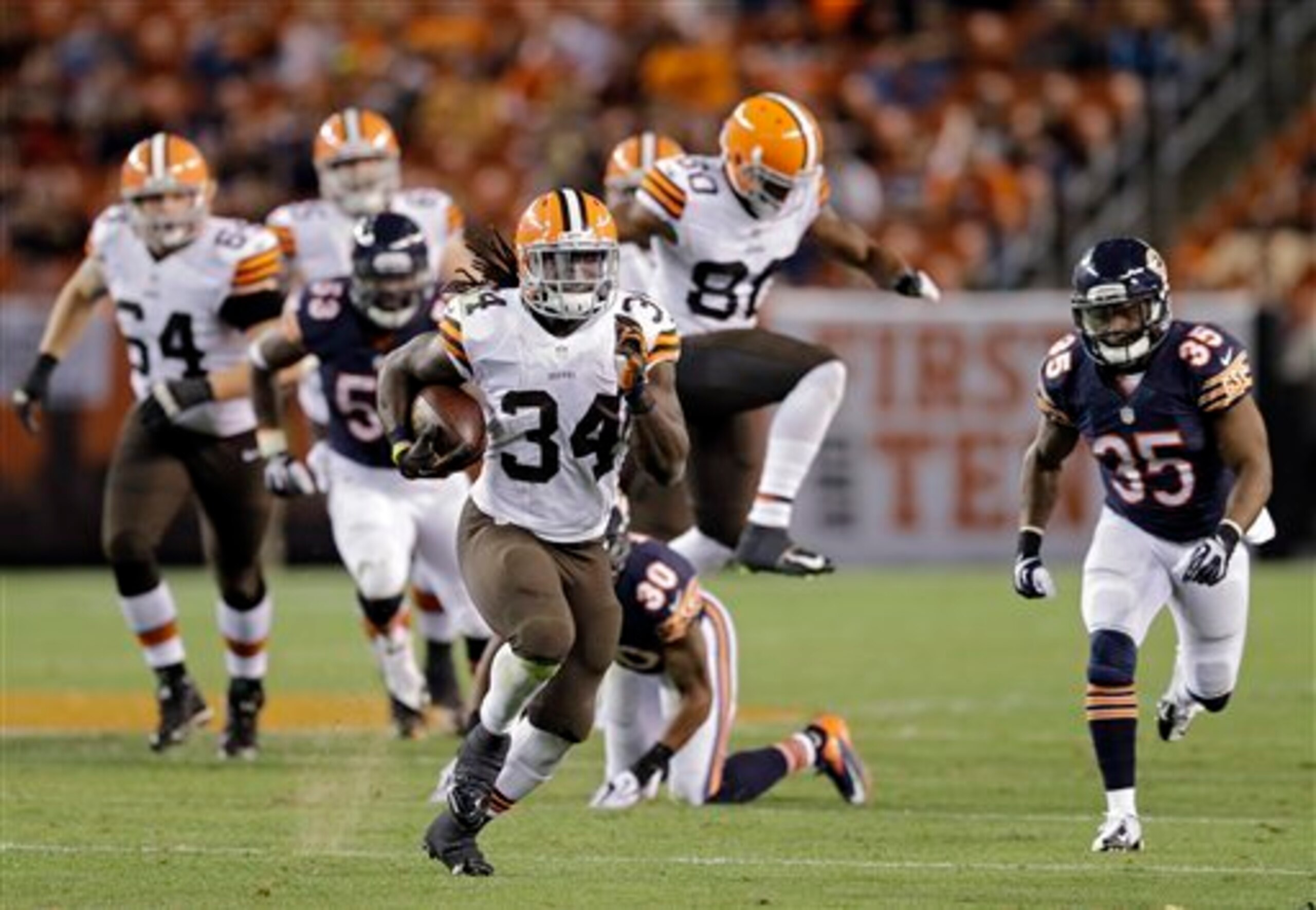 Isaiah Crowell rumbling for a touchdown