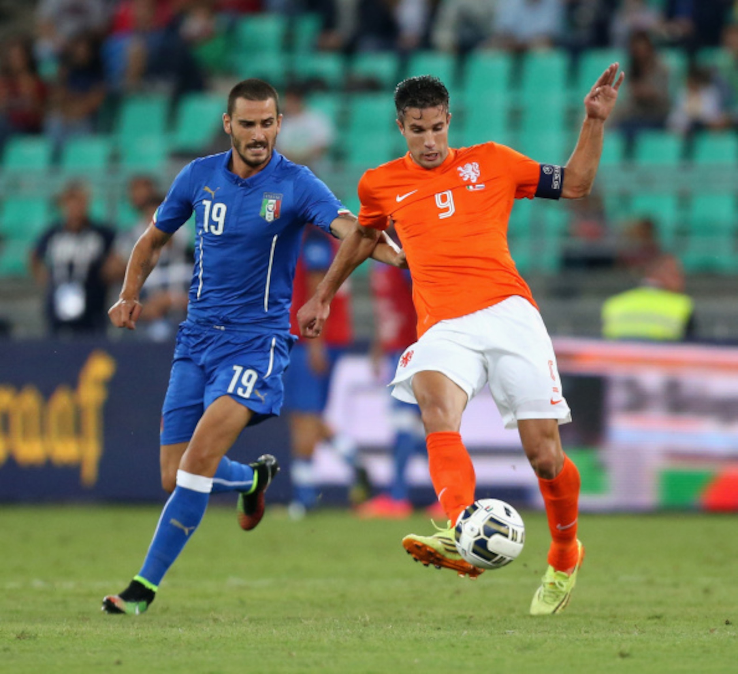 BARI, ITALY - SEPTEMBER 04:  Leonardo Bonucci (L) of Italy competes for the ball with Robin Van Persie of Netherlands during the international friendly match between Italy and Nethrerlands at Stadio San Nicola on September 4, 2014 in Bari, Italy.  (Photo 