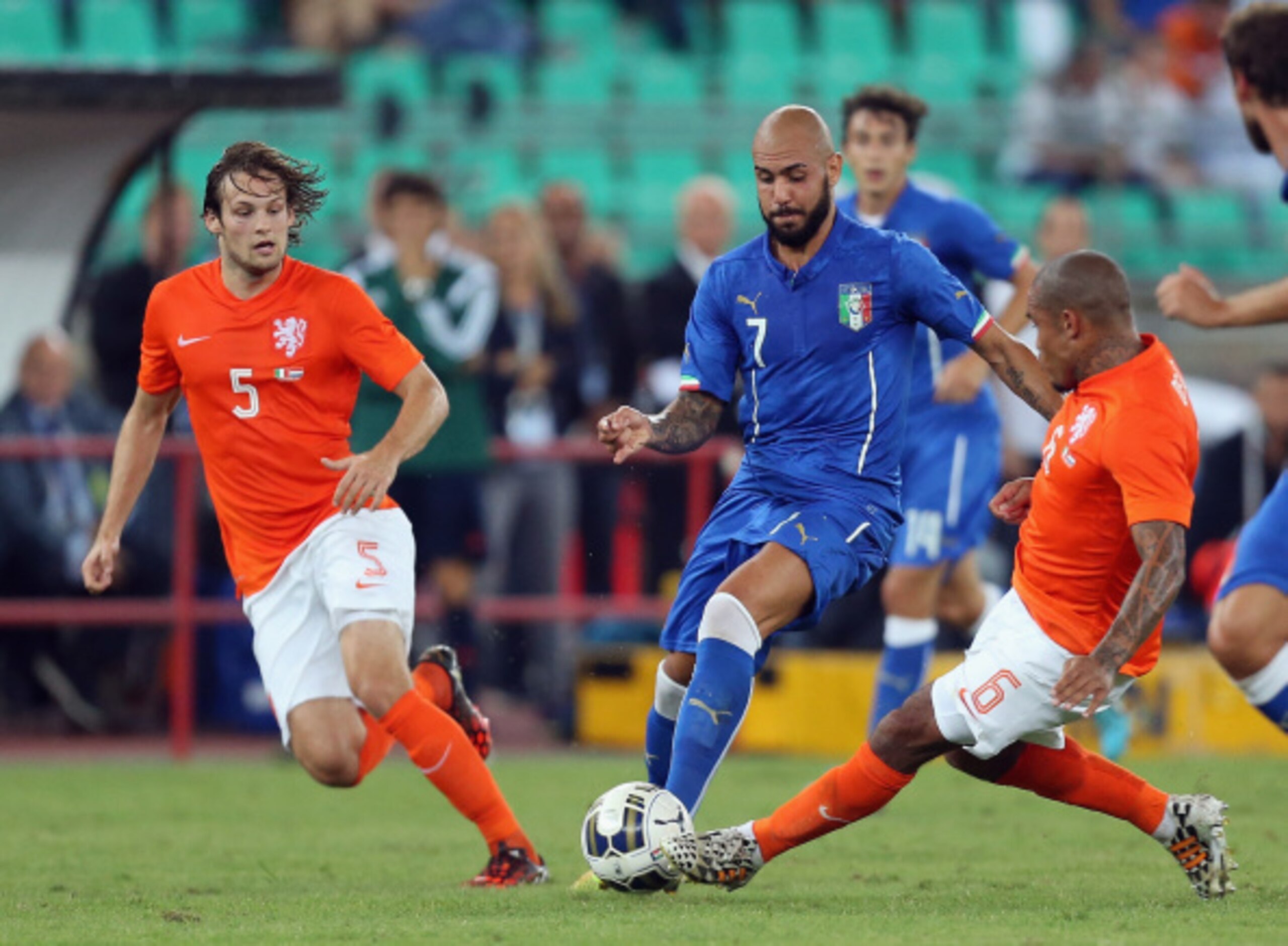 BARI, ITALY - SEPTEMBER 04:  Simone Zaza (C) of Italy competes for the ball with Nigel De Jong of Netherlands during the international friendly match between Italy and Nethrerlands at Stadio San Nicola on September 4, 2014 in Bari, Italy.  (Photo by Mauri