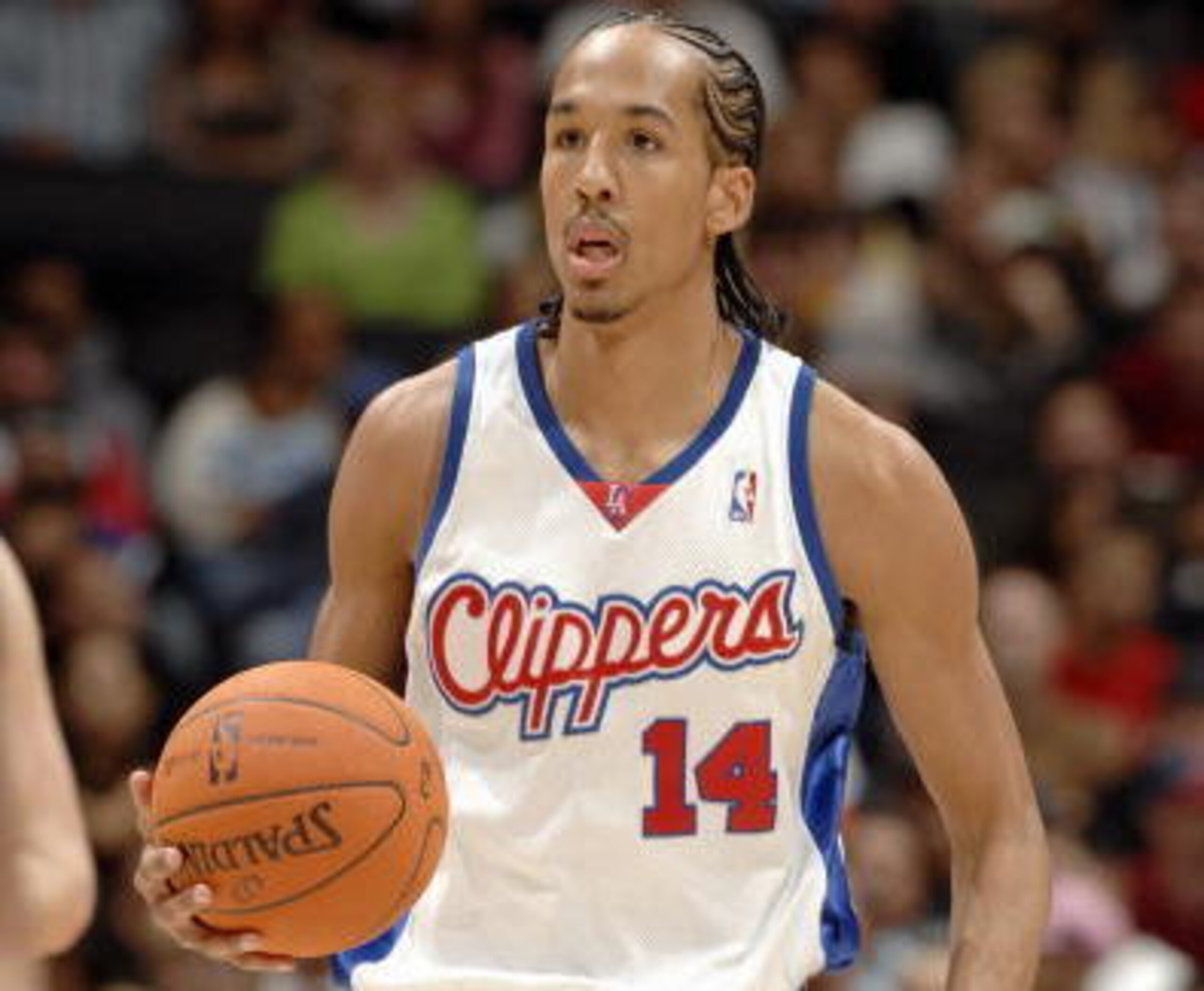 LOS ANGELES - DECEMBER 31:  Shaun Livingston #14 of the Los Angeles Clippers moves the ball against the New York Knicks during the game at Staples Center December 31, 2006 in Los Angeles, California.  The Clippers won 90-80. NOTE TO USER: User expressly a