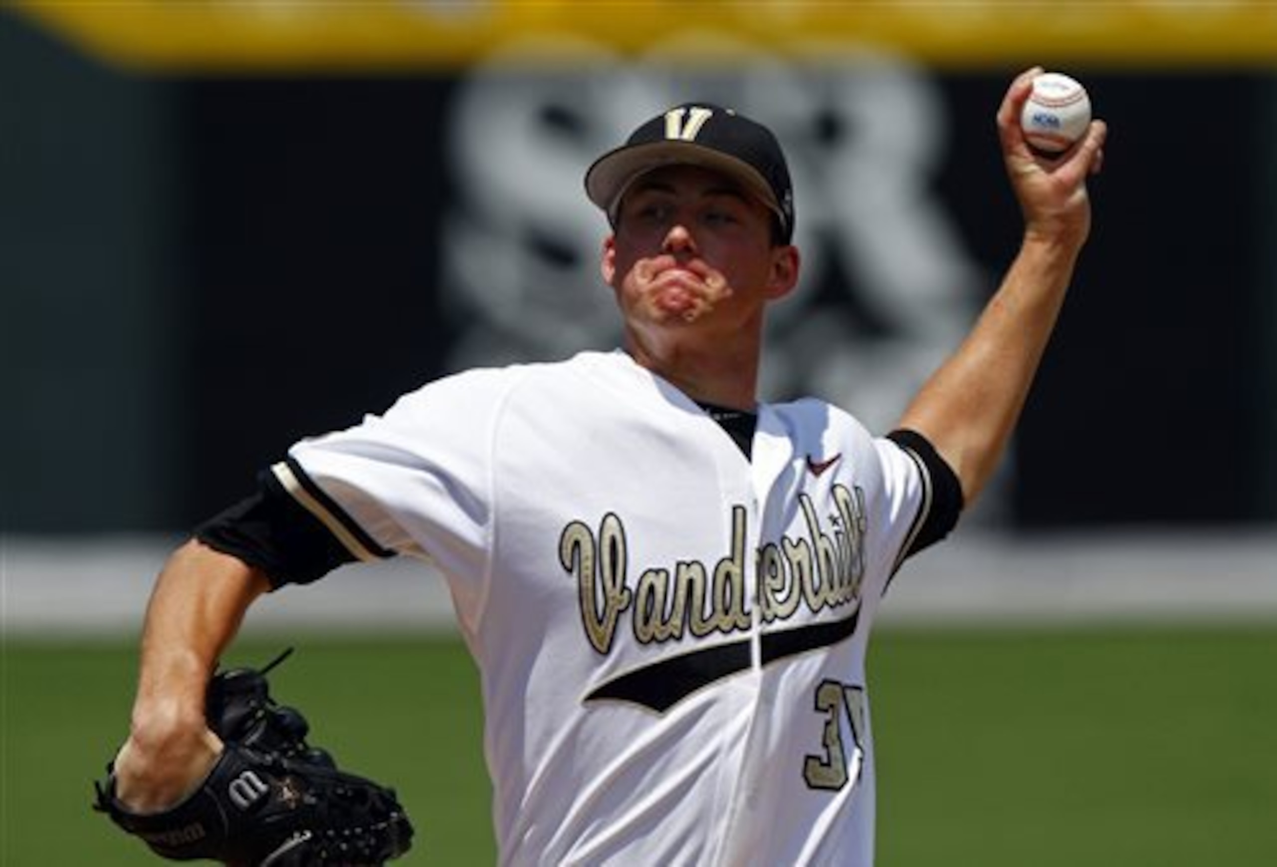 Ziomek pitching for Vanderbilt