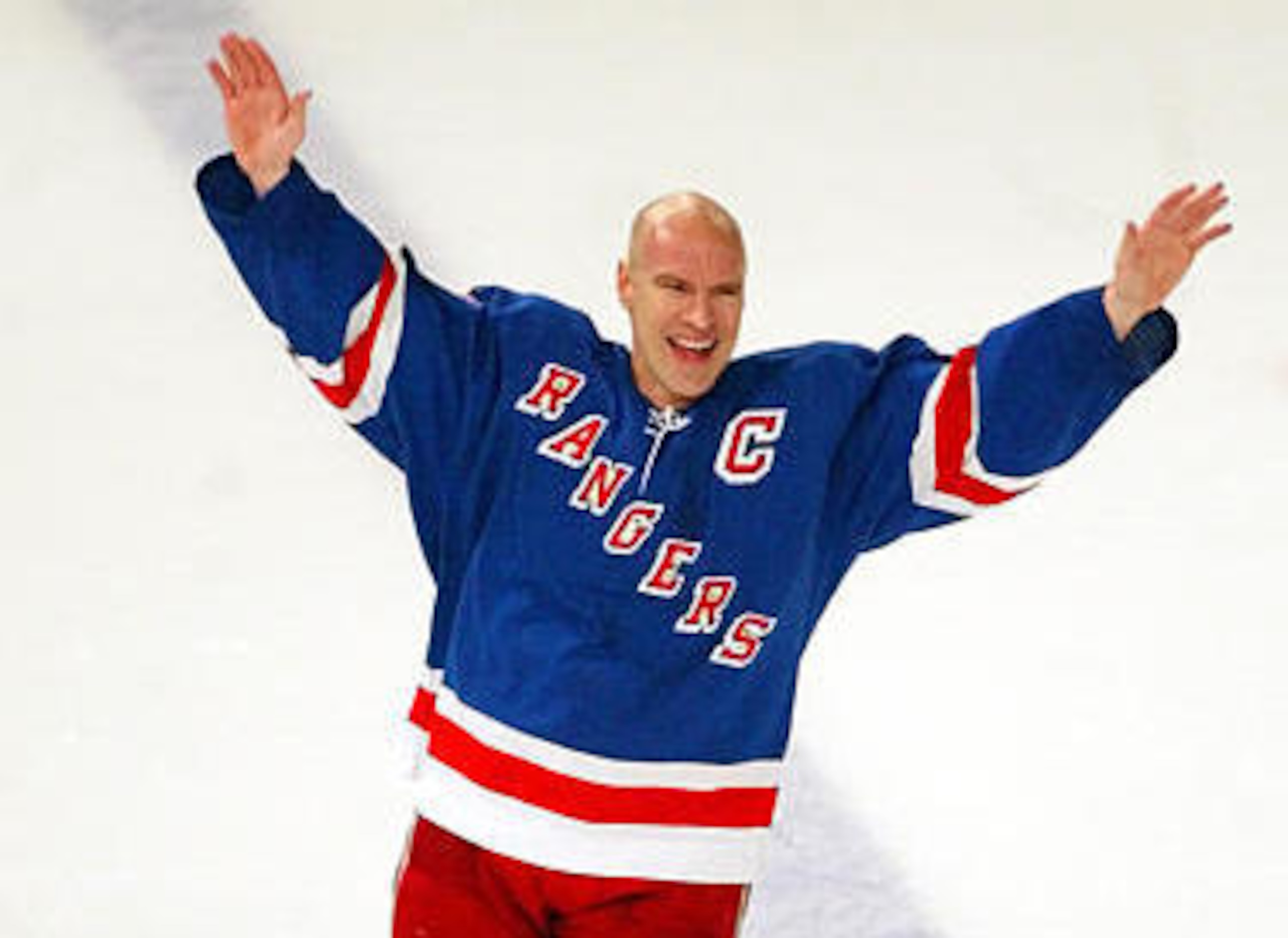 New York Rangers'  Mark Messier acknowledges the fans after their game against the Buffalo Sabres at Madison Square Garden in New York, Wednesday March 31, 2004. (AP Photo/Karen Vibert-Kennedy)