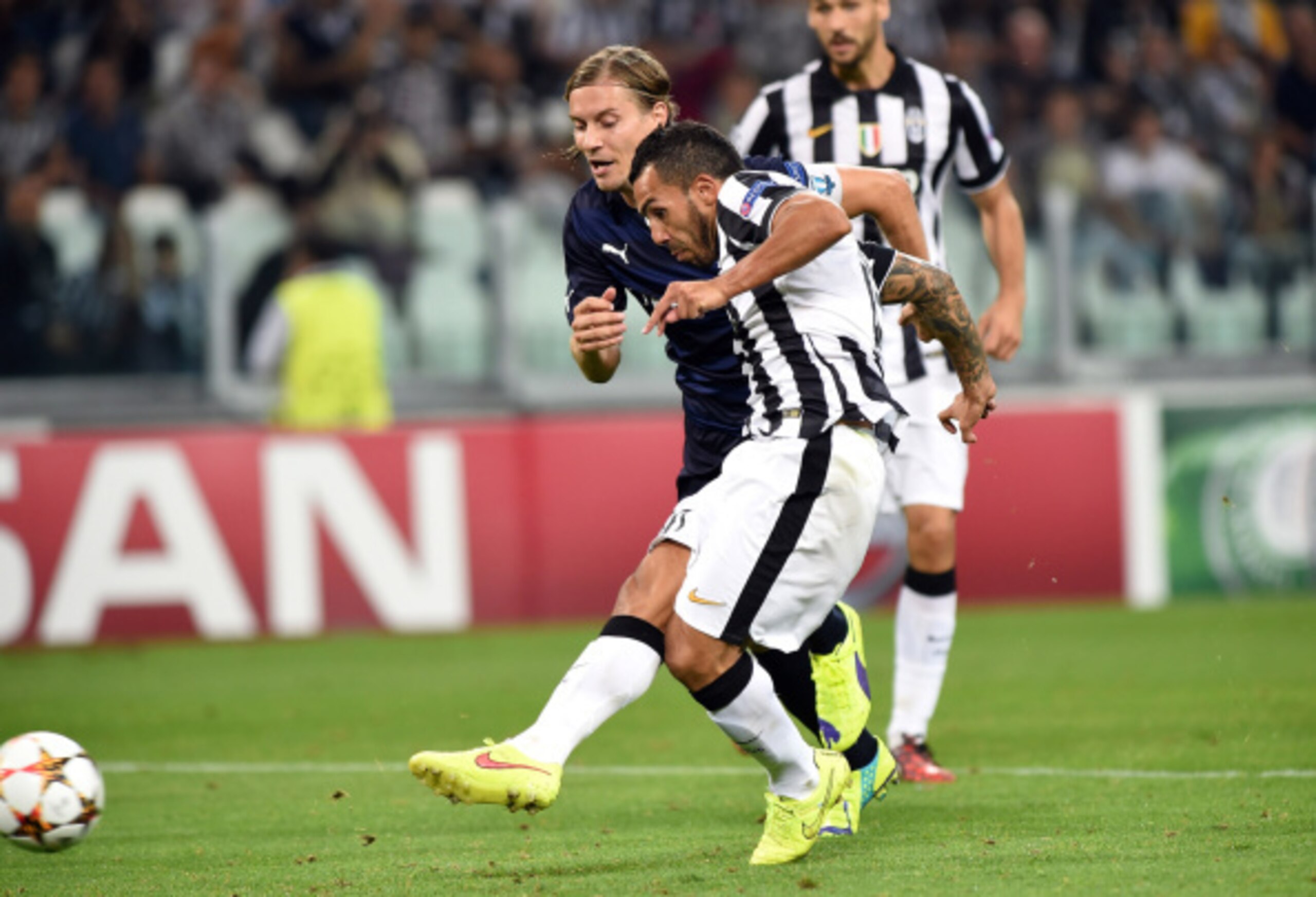 TURIN, ITALY - SEPTEMBER 16:  Carlos Tevez of Juventus scores the opening goal during the UEFA Champions League Group A match between Juventus and Malmo FF on September 16, 2014 in Turin, Italy.  (Photo by Valerio Pennicino/Getty Images)