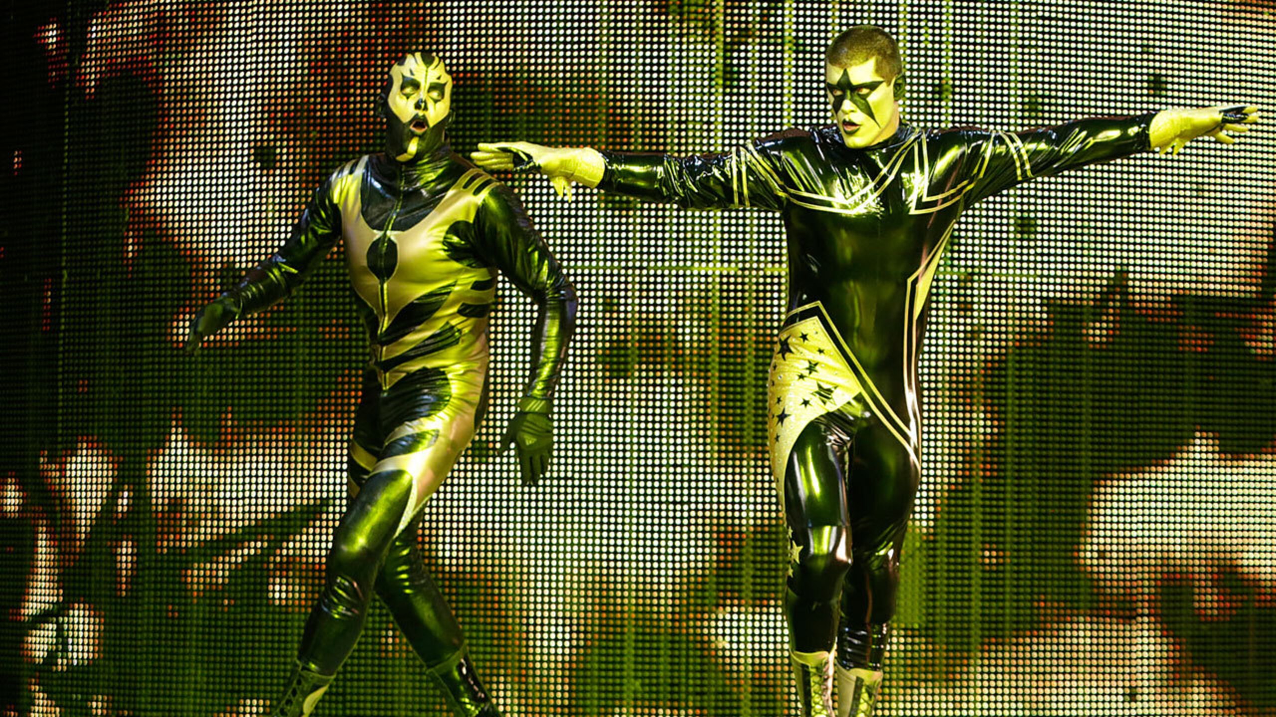 Goldust and Stardust make their way toward the ring.