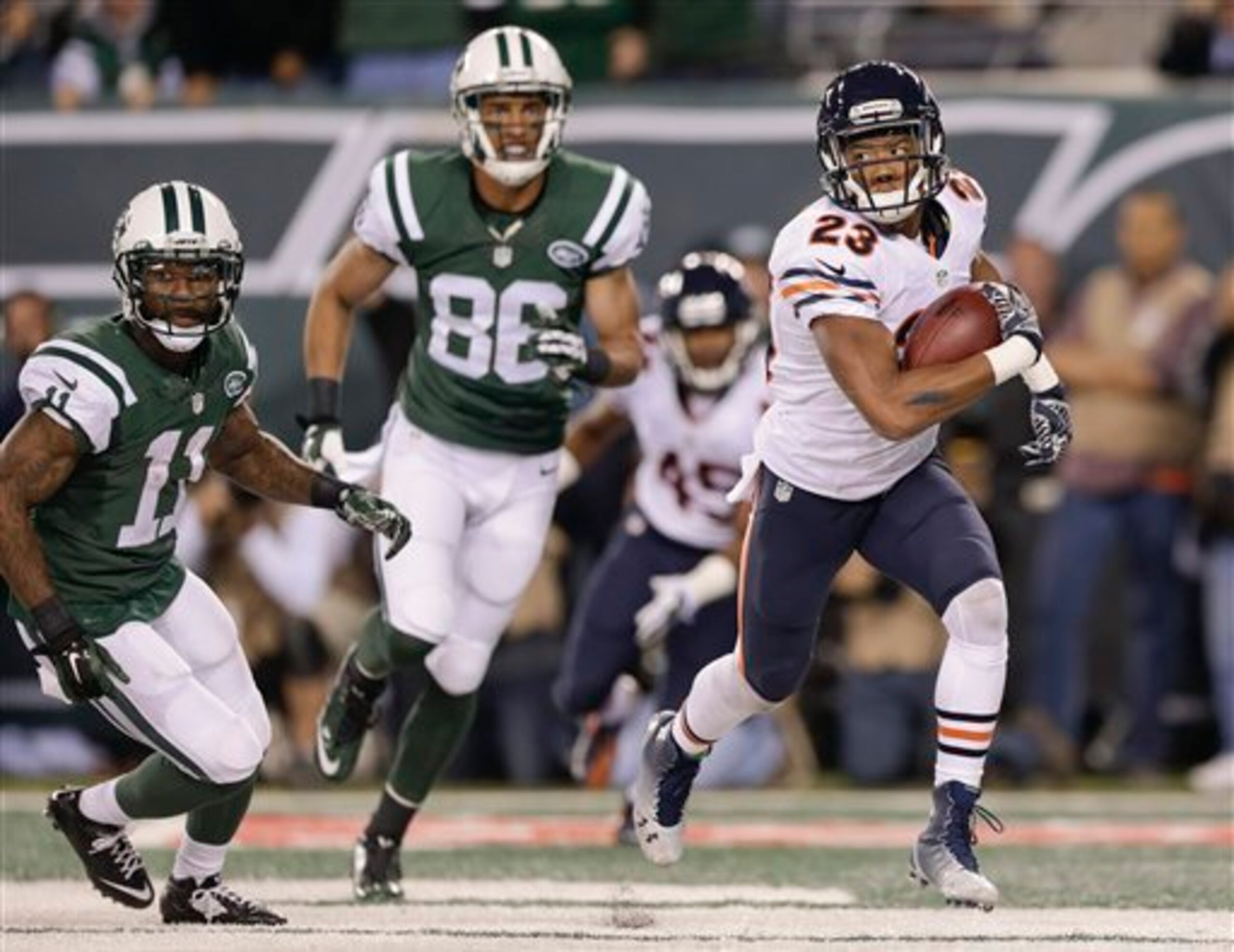 Fuller takes off after intercepting Jets QB Geno Smith