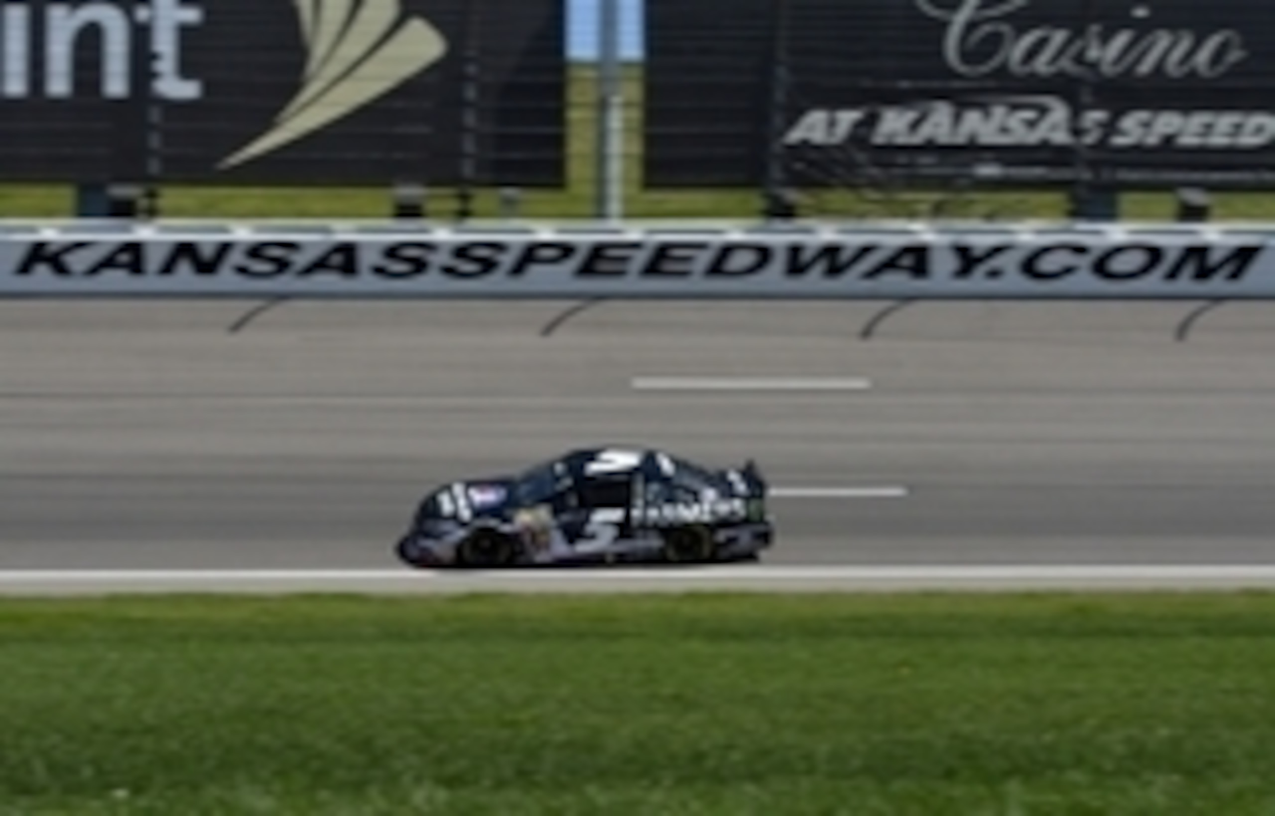 Chase driver Kasey Kahne in action at Kansas Speedway