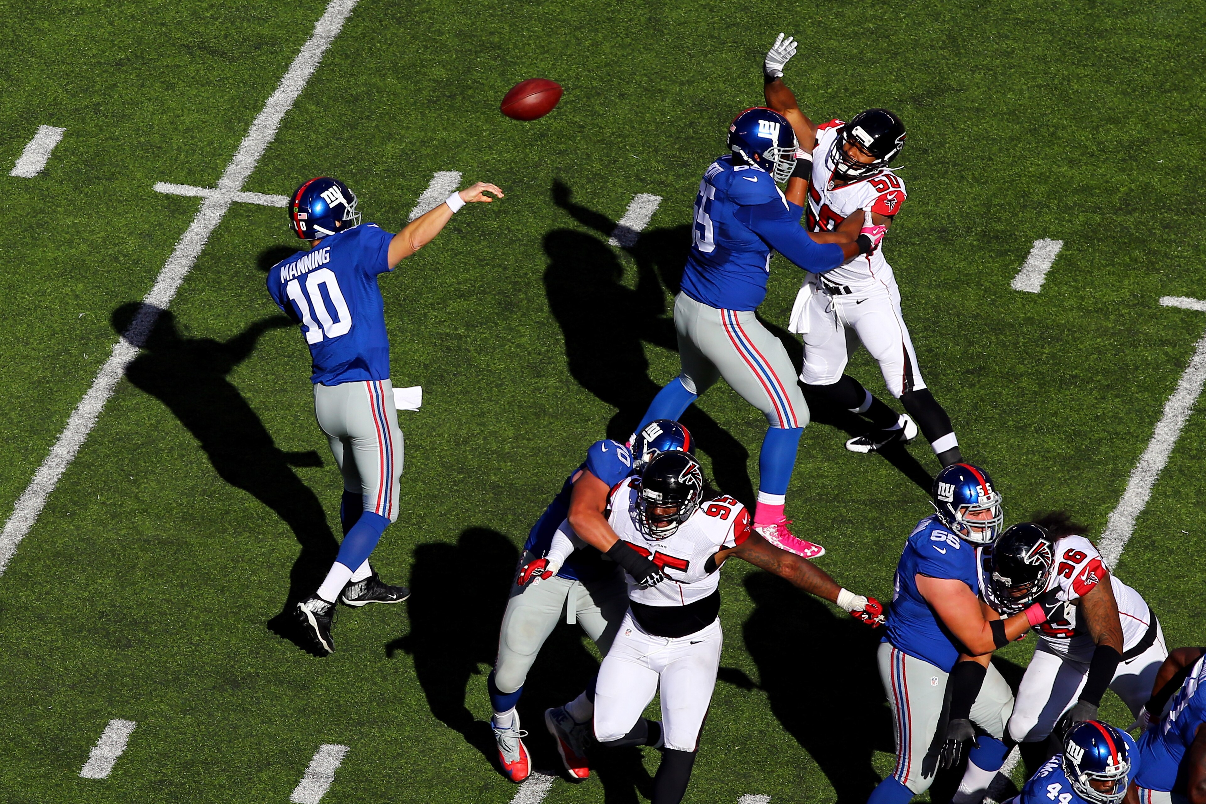 Giants QB Eli Manning, well protected by his offensive line