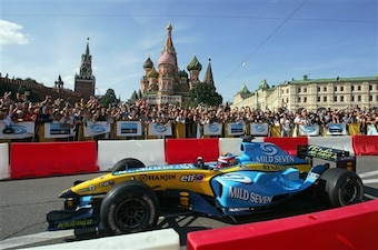 Fernando Alonso drives his Renault around Red Square in 2005.