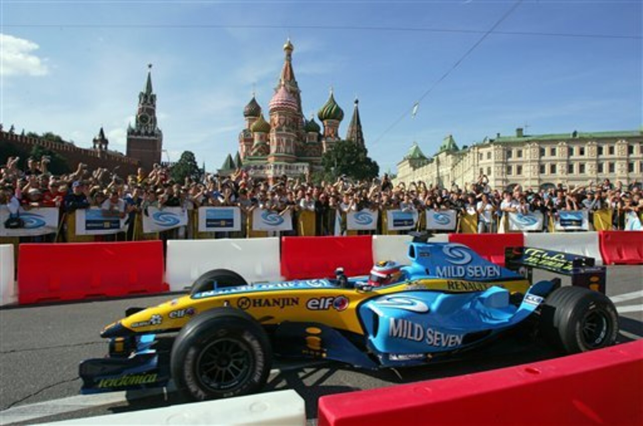 Fernando Alonso drives his Renault around Red Square in 2005.