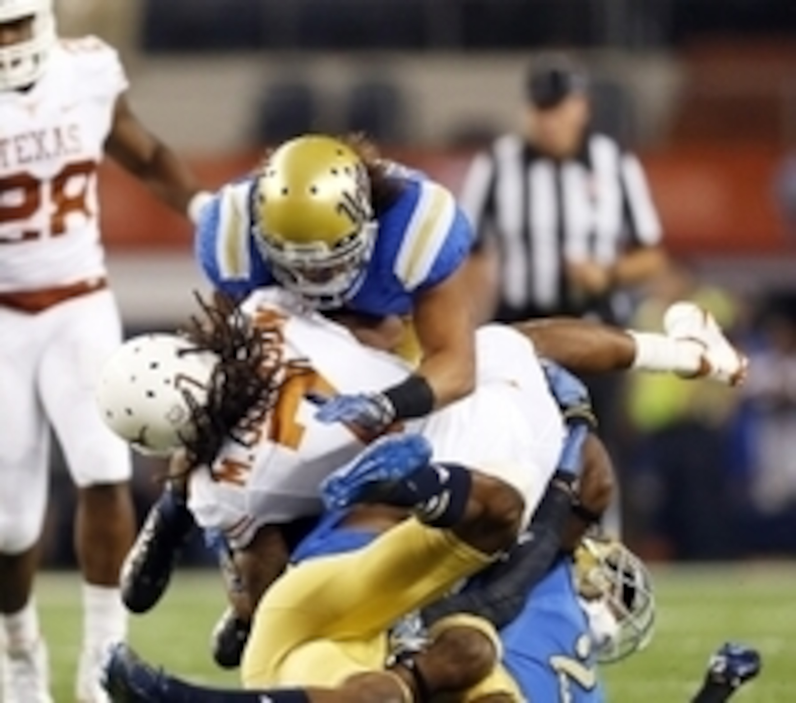 LB Eric Kendricks on a tackle