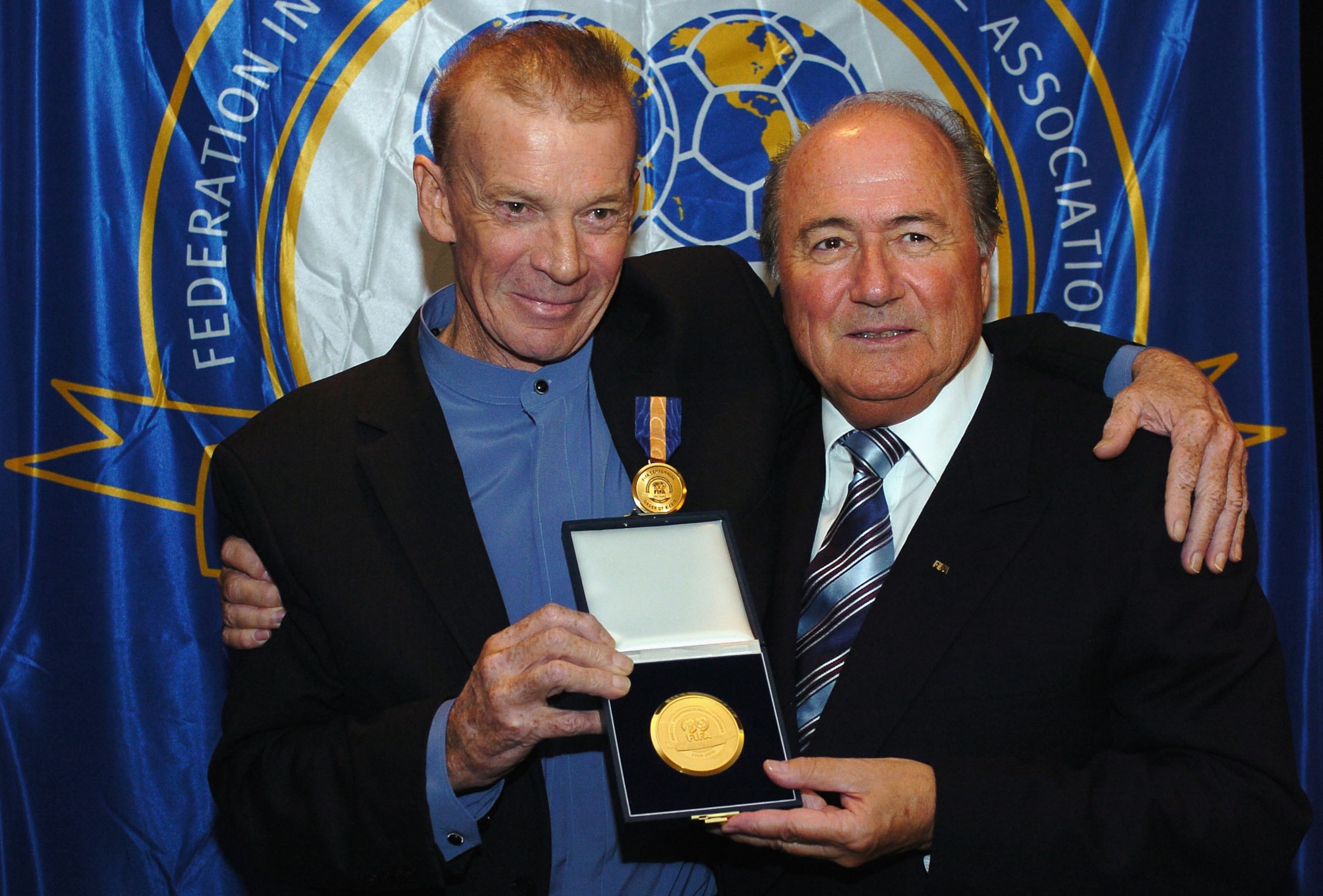 Socceroo Legend Johnny Warren Honoured by Sepp Blatter 2004 Socceroo Legend Johnny Warren Honoured by Sepp Blatter 2004