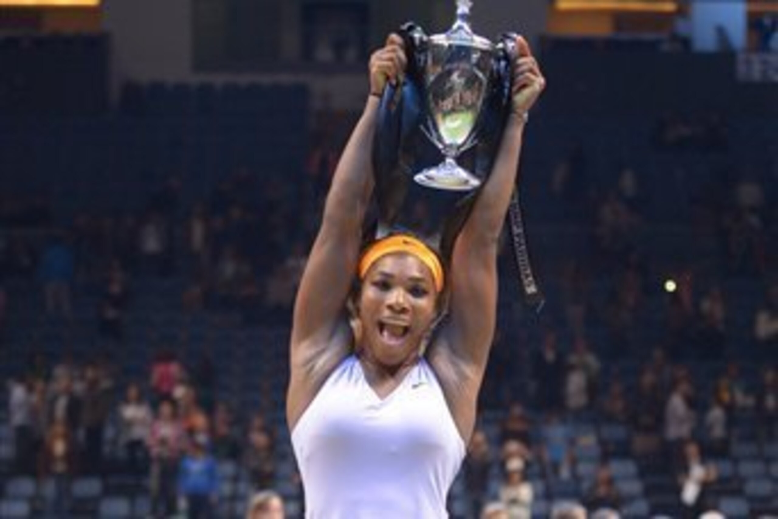 Serena WIlliams lifting the 2013 WTA Championships
