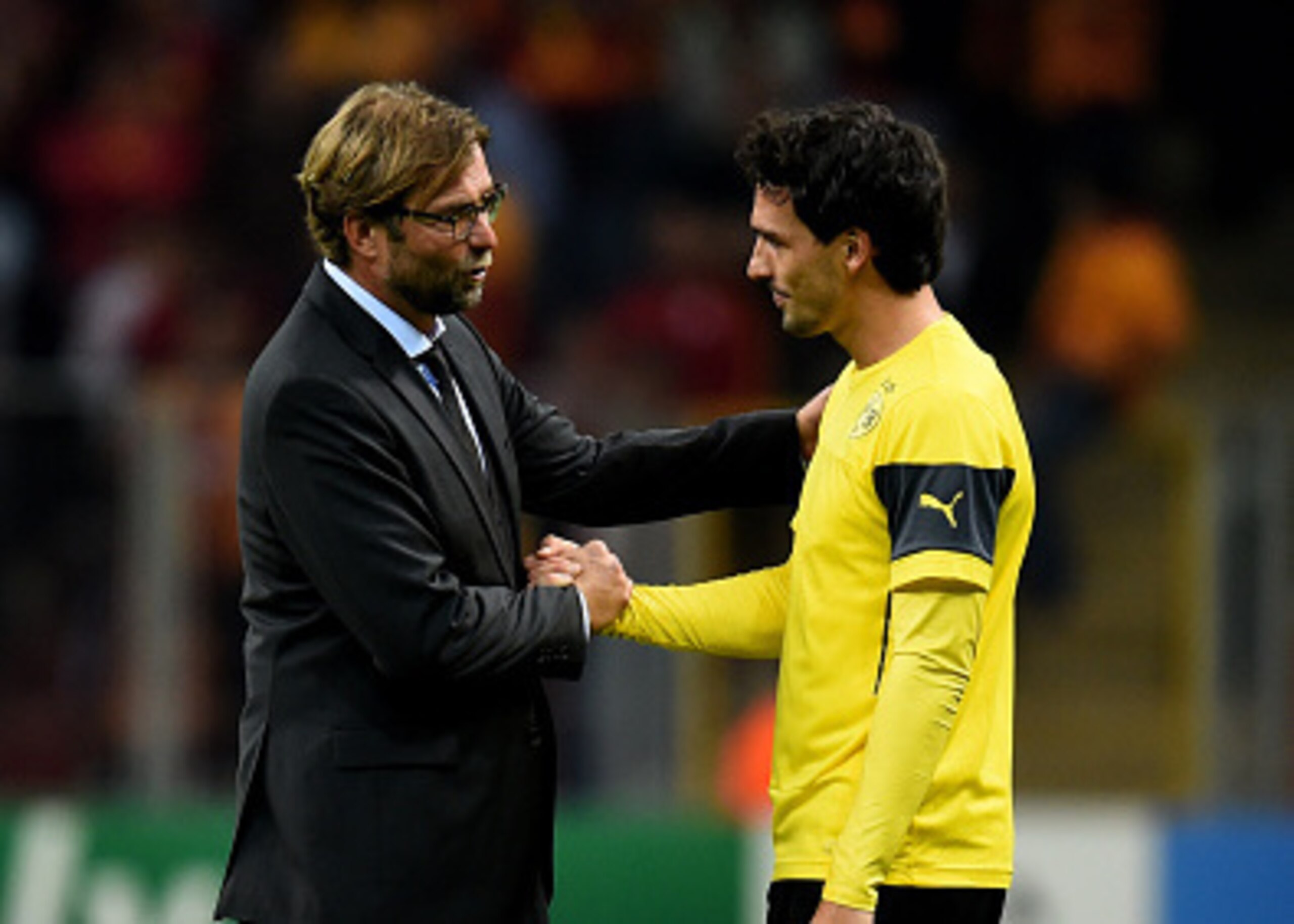 Jurgen Klopp talks with Mats Hummels prior to Wednesday's game.
