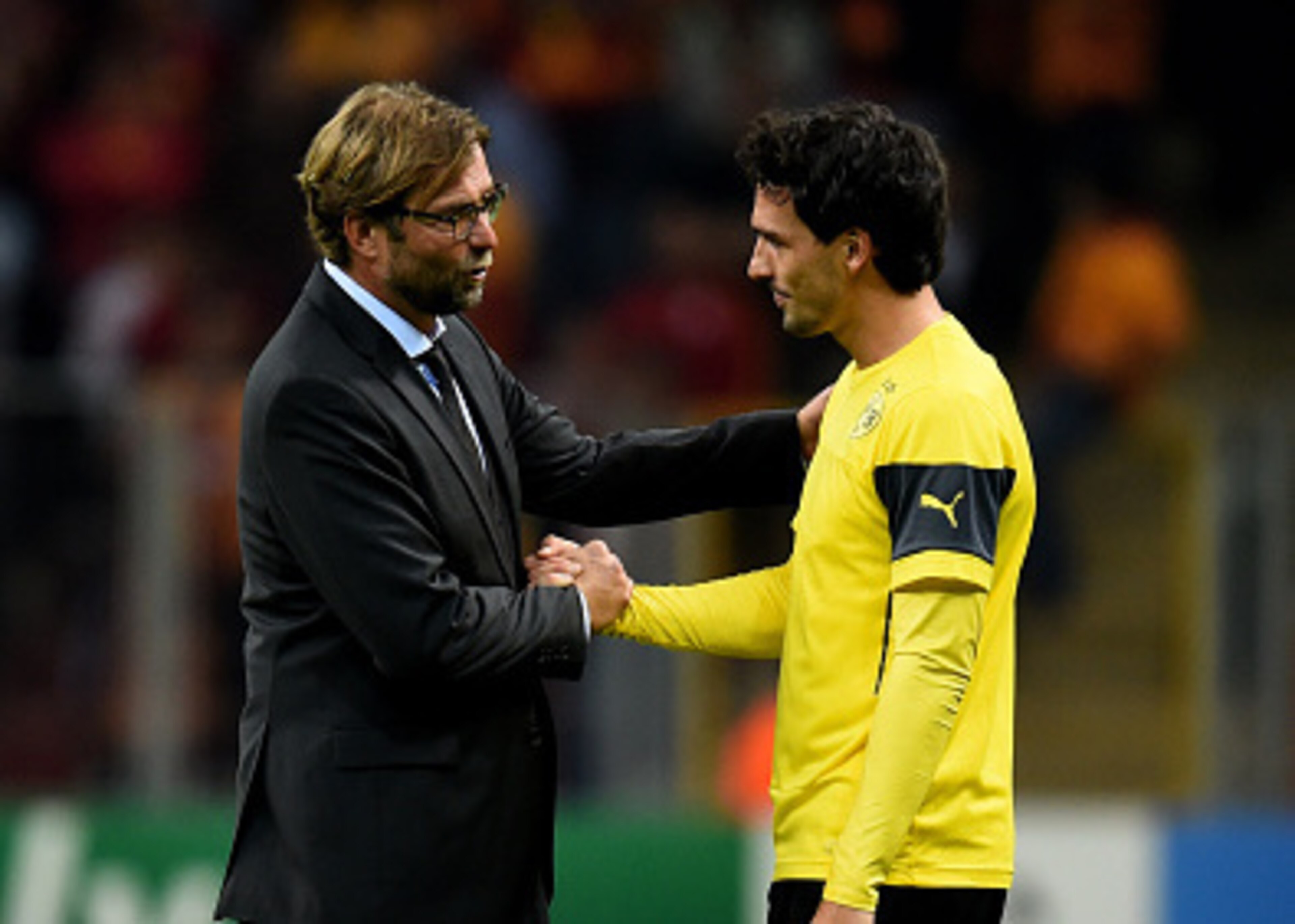 Jurgen Klopp talks with Mats Hummels prior to Wednesday's game.