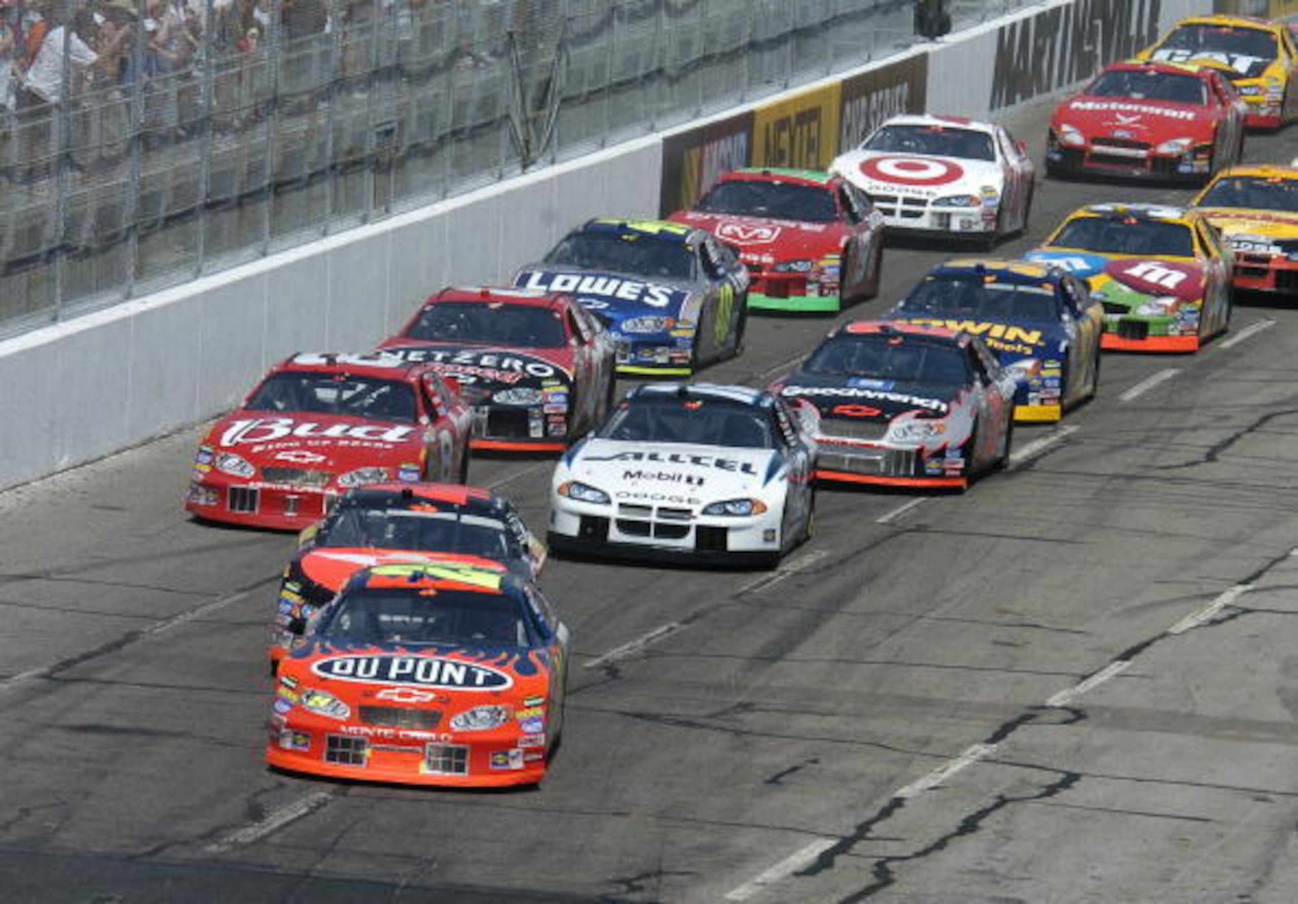 Jeff Gordon grabs the pole and holds  the  early lead  Sunday,  April 18, 2004  in   the NASCAR  Advance Auto Parts 500 at Martinsville Speedway. (Photo by A. Messerschmidt/Getty Images)