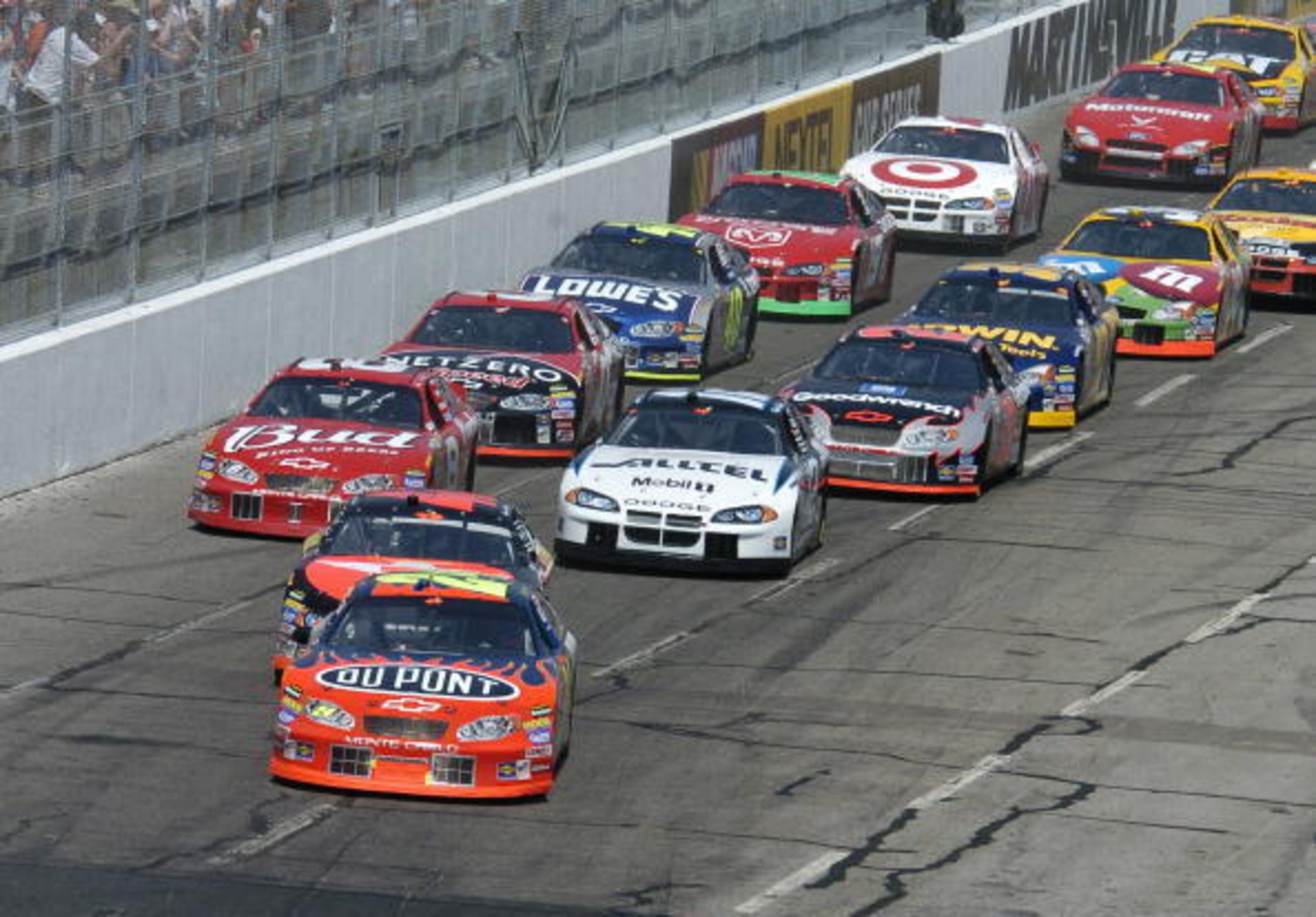 Jeff Gordon grabs the pole and holds  the  early lead  Sunday,  April 18, 2004  in   the NASCAR  Advance Auto Parts 500 at Martinsville Speedway. (Photo by A. Messerschmidt/Getty Images)