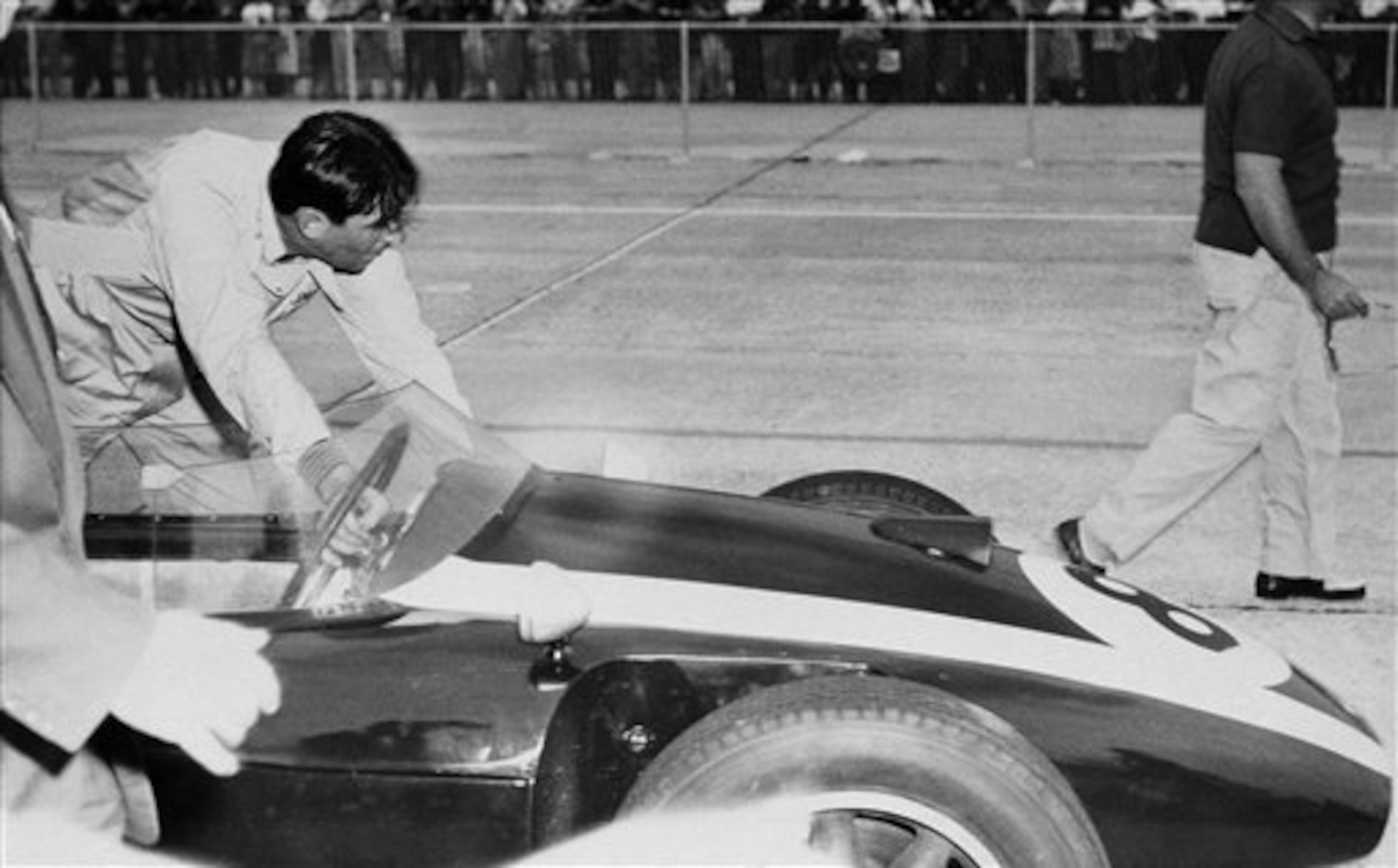 Jack Brabham pushes his car to the finish at the 1959 US Grand Prix at Sebring.