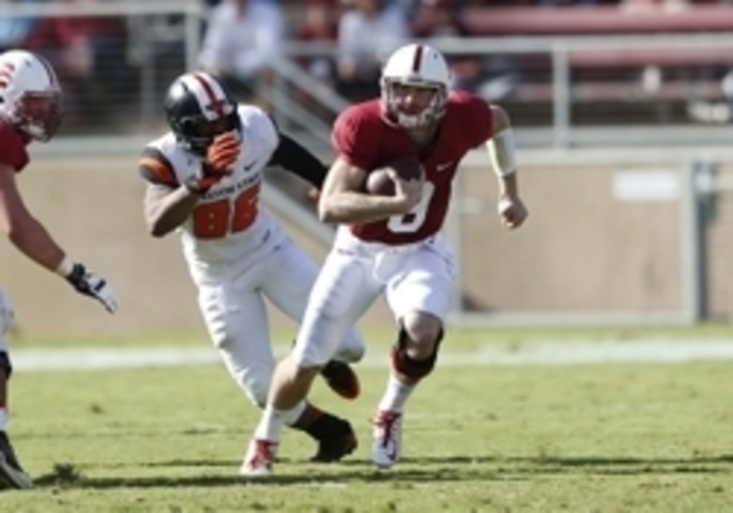 Kevin Hogan scrambling for some yardage.