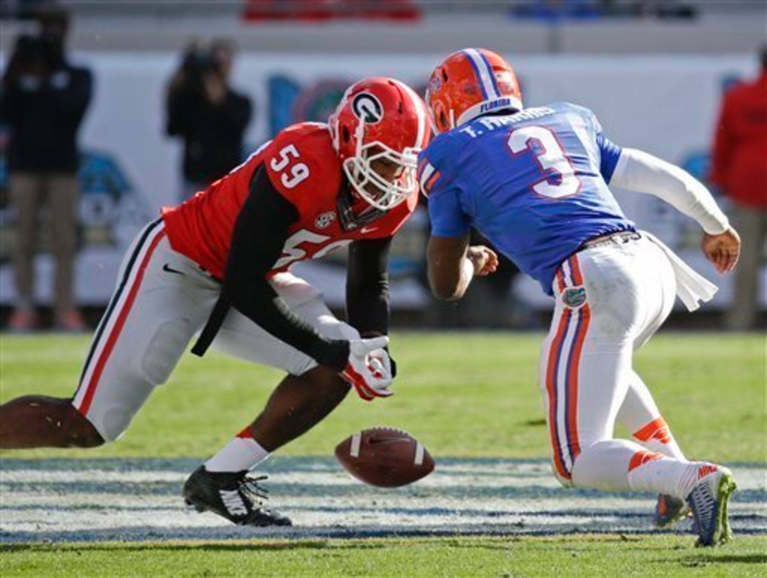 Georgia linebacker Jordan Jenkins dives for a loose ball.