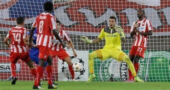 Roberto denies Tevez (between players, in blue)