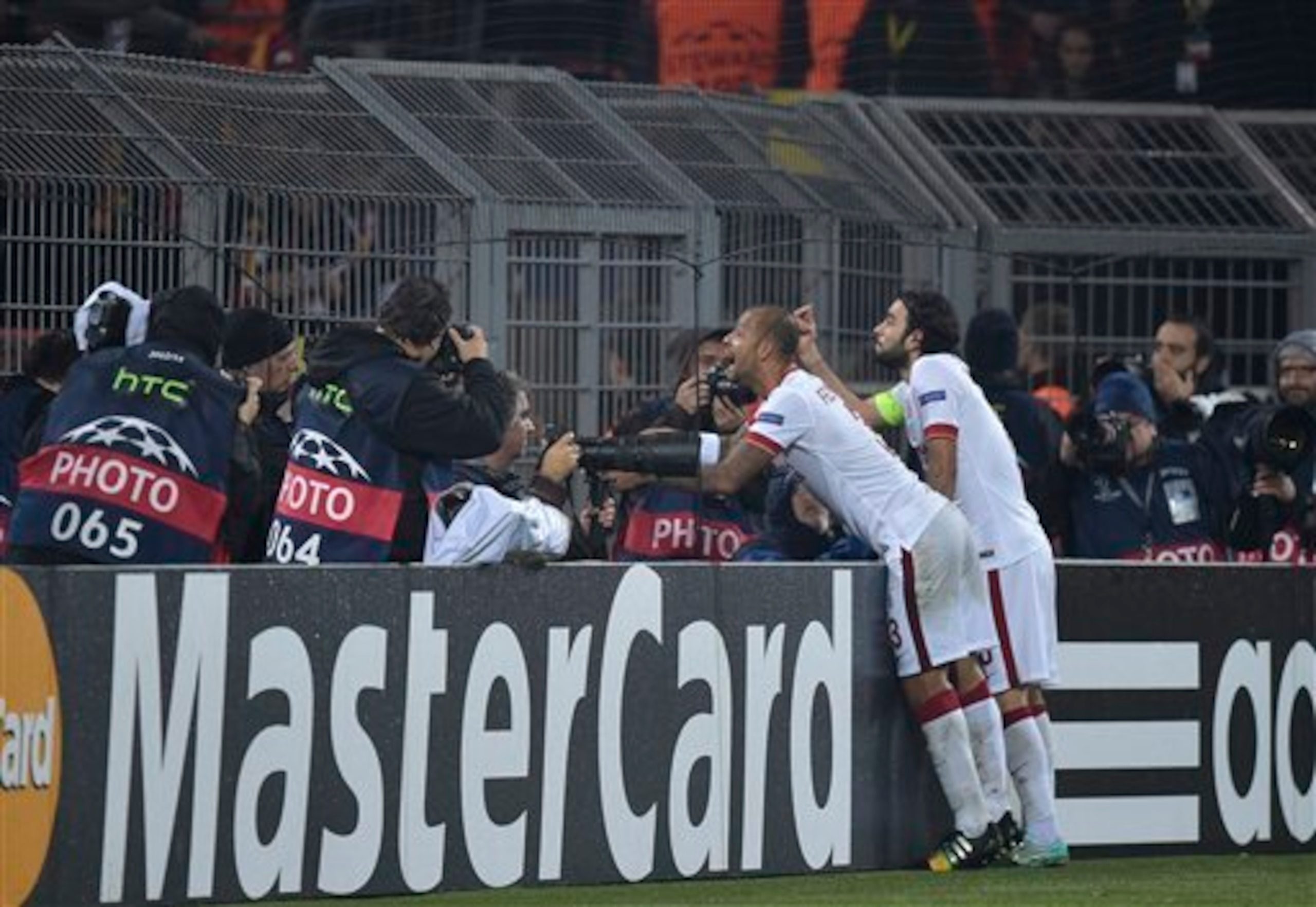 Felipe Melo and Selcuk Inan plead with the Galatasaray fans not to disrupt the game any further.