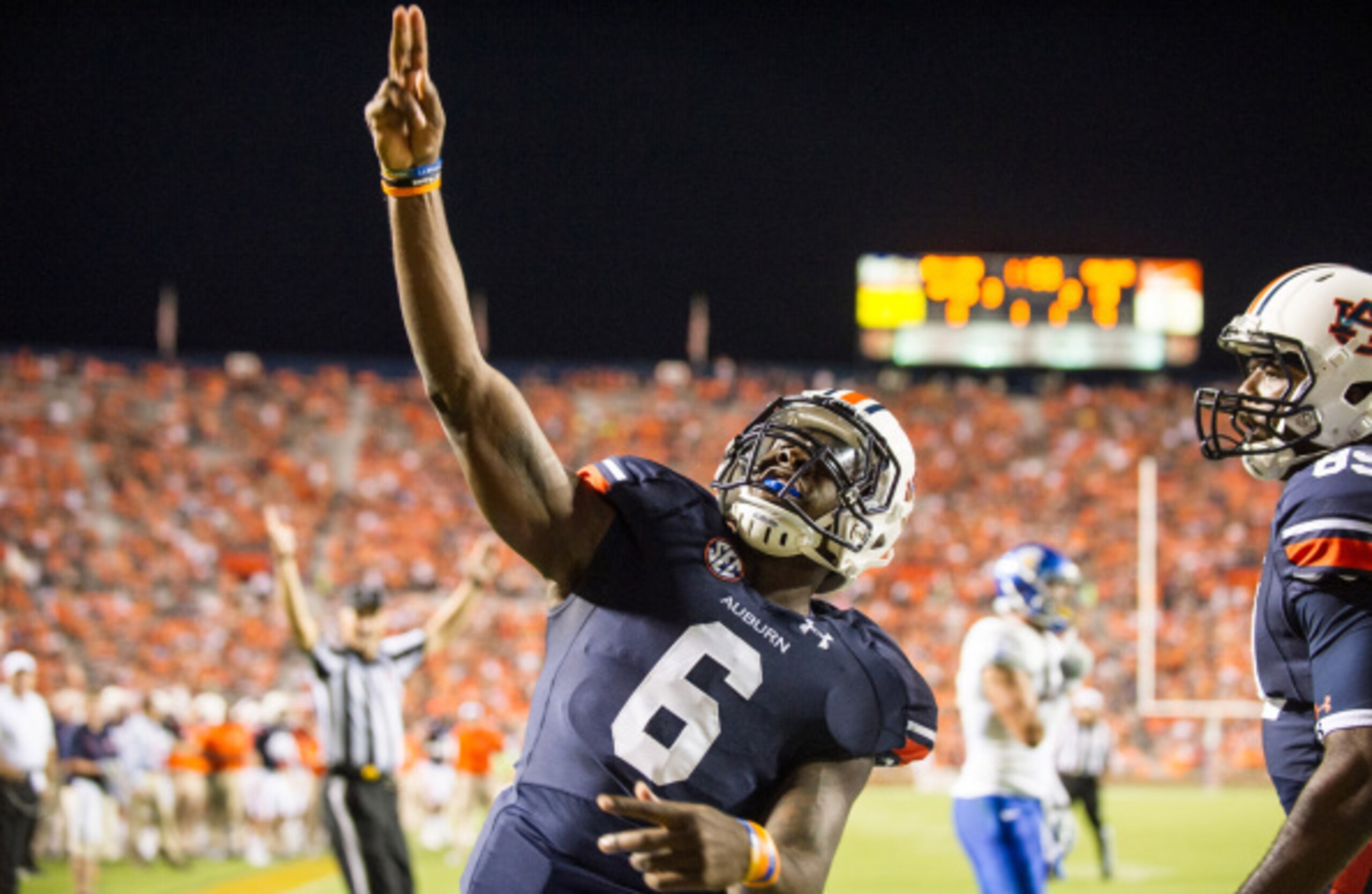 Auburn QB Jeremy Johnson