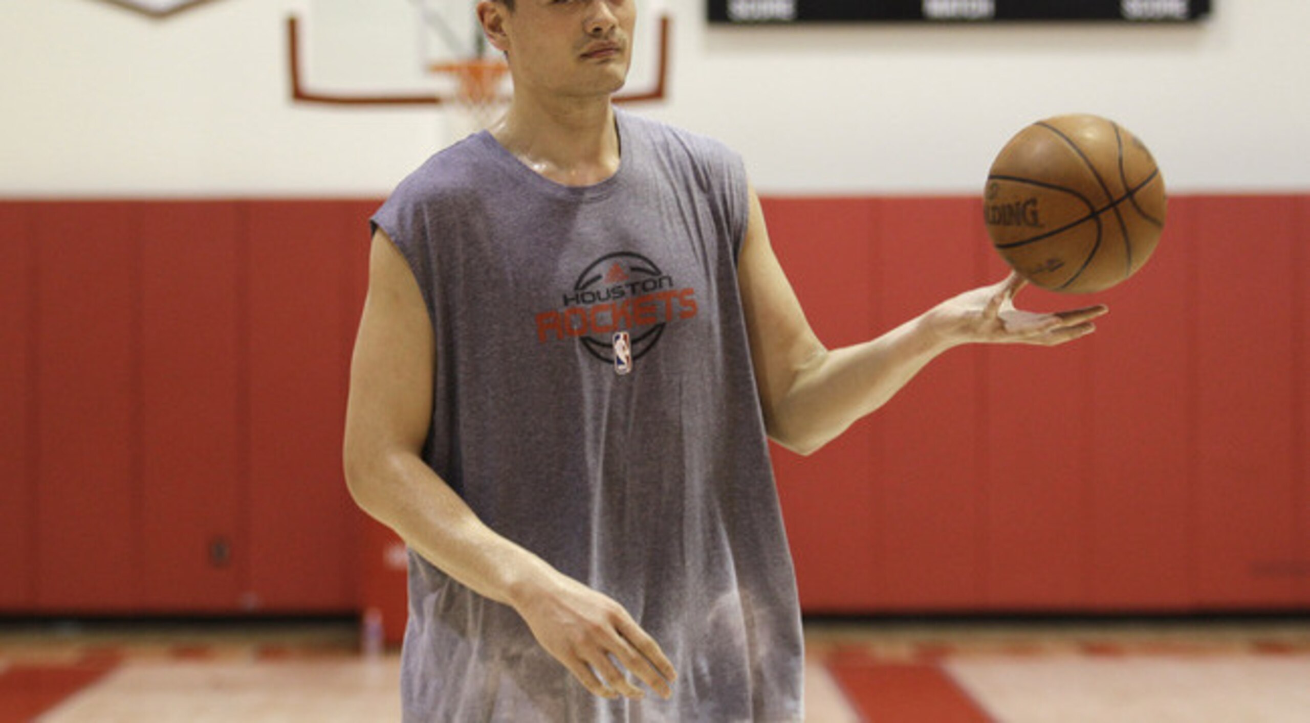 Tremendous size helped Yao Ming dominate the NBA, but also led to early retirement.