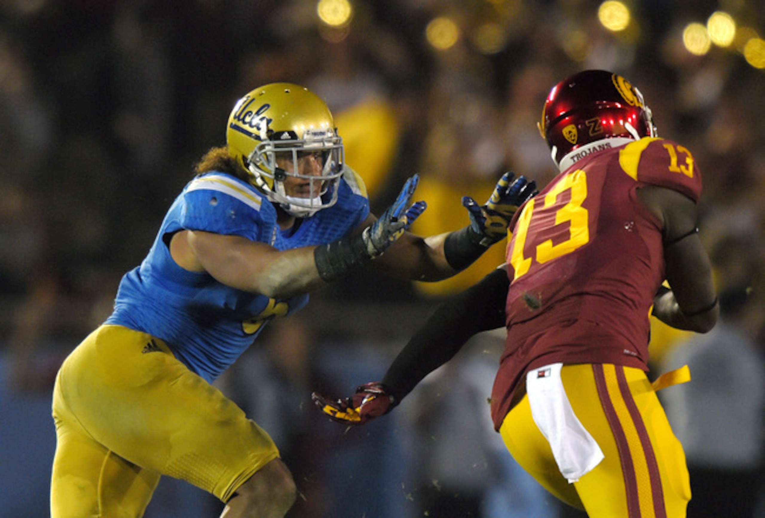 Eric Kendricks making the tackle.