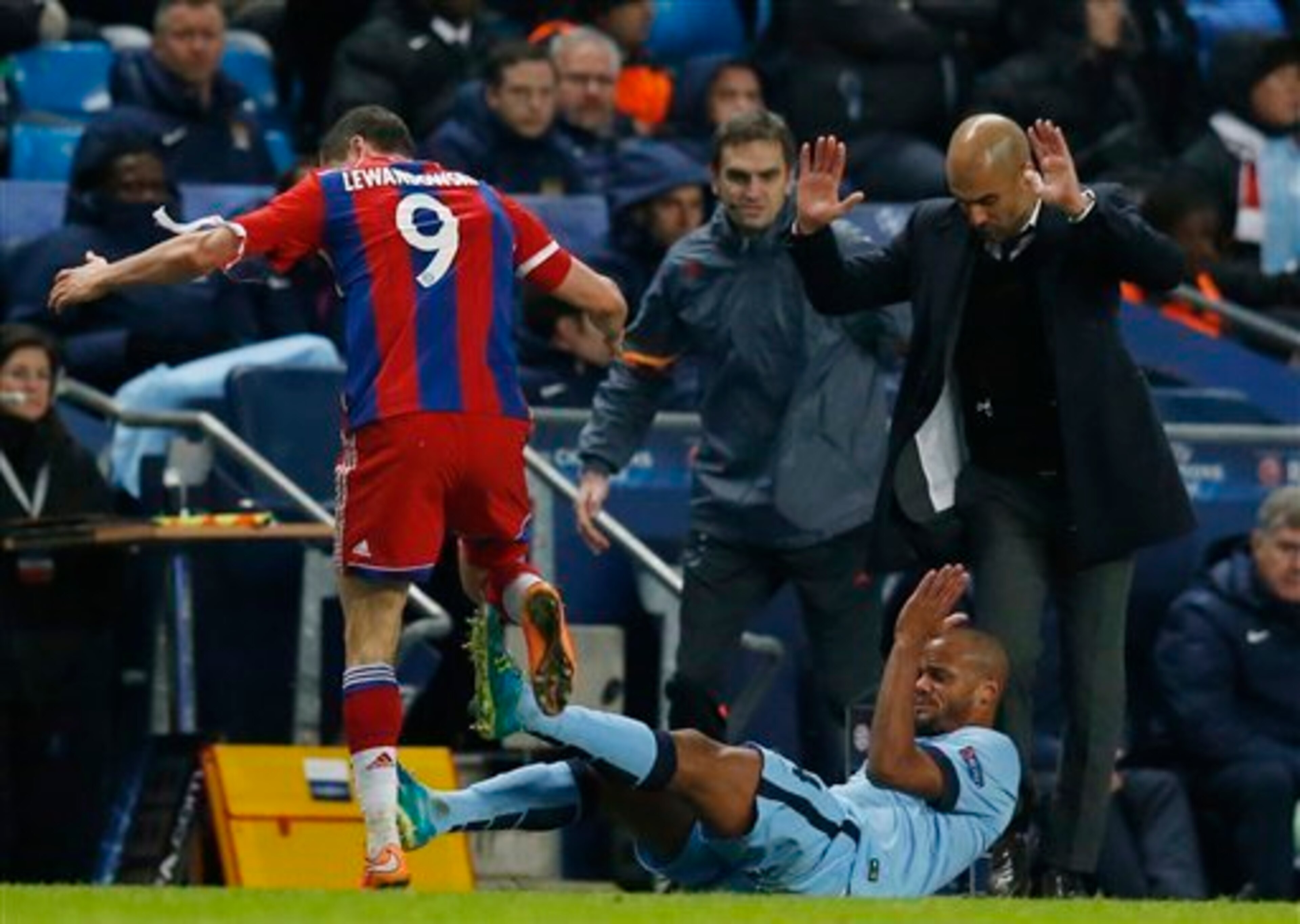 Pep Guardiola brought Robert Lewandowski off soon after this incident at the touchline. Pep Guardiola brought Robert Lewandowski off soon after this incident at the touchline.