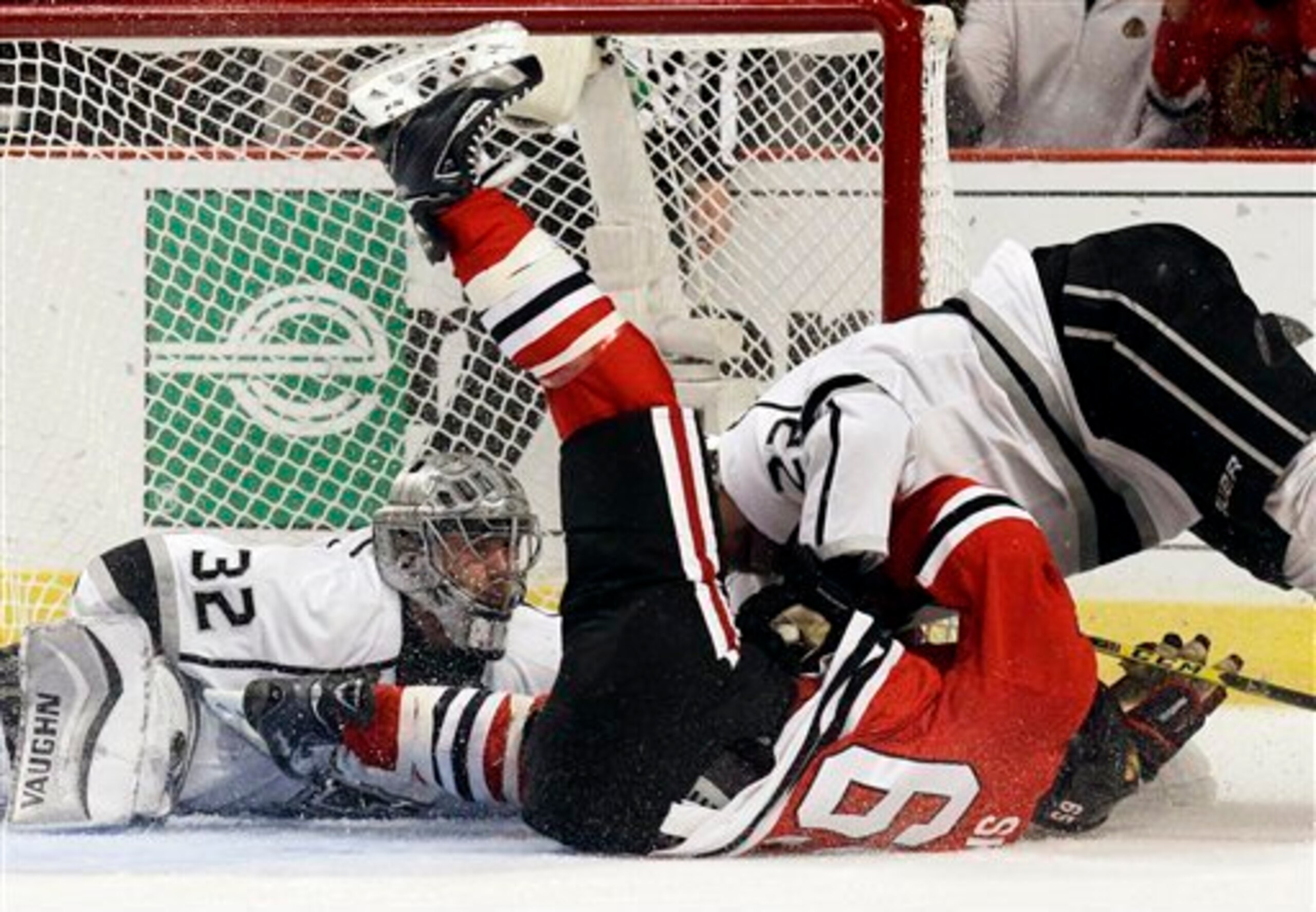 Jonathan Quick and Andrew Shaw in front of the net