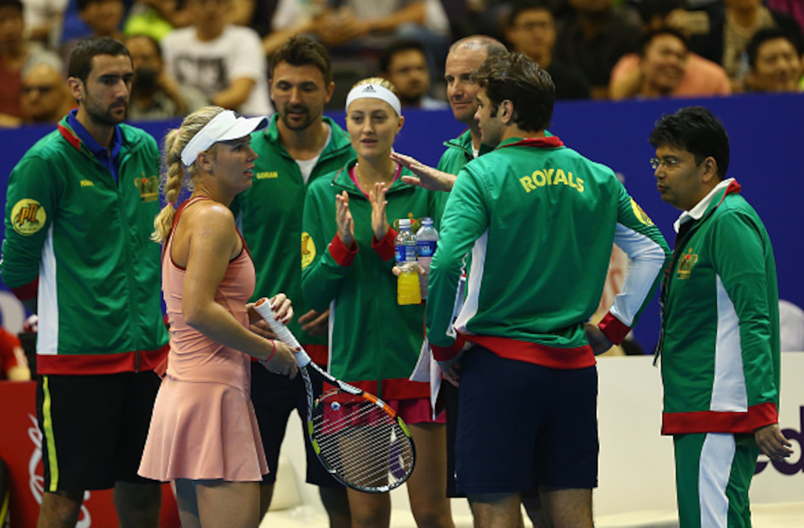 Caroline Wozniacki confers with her UAE Royals teammates.