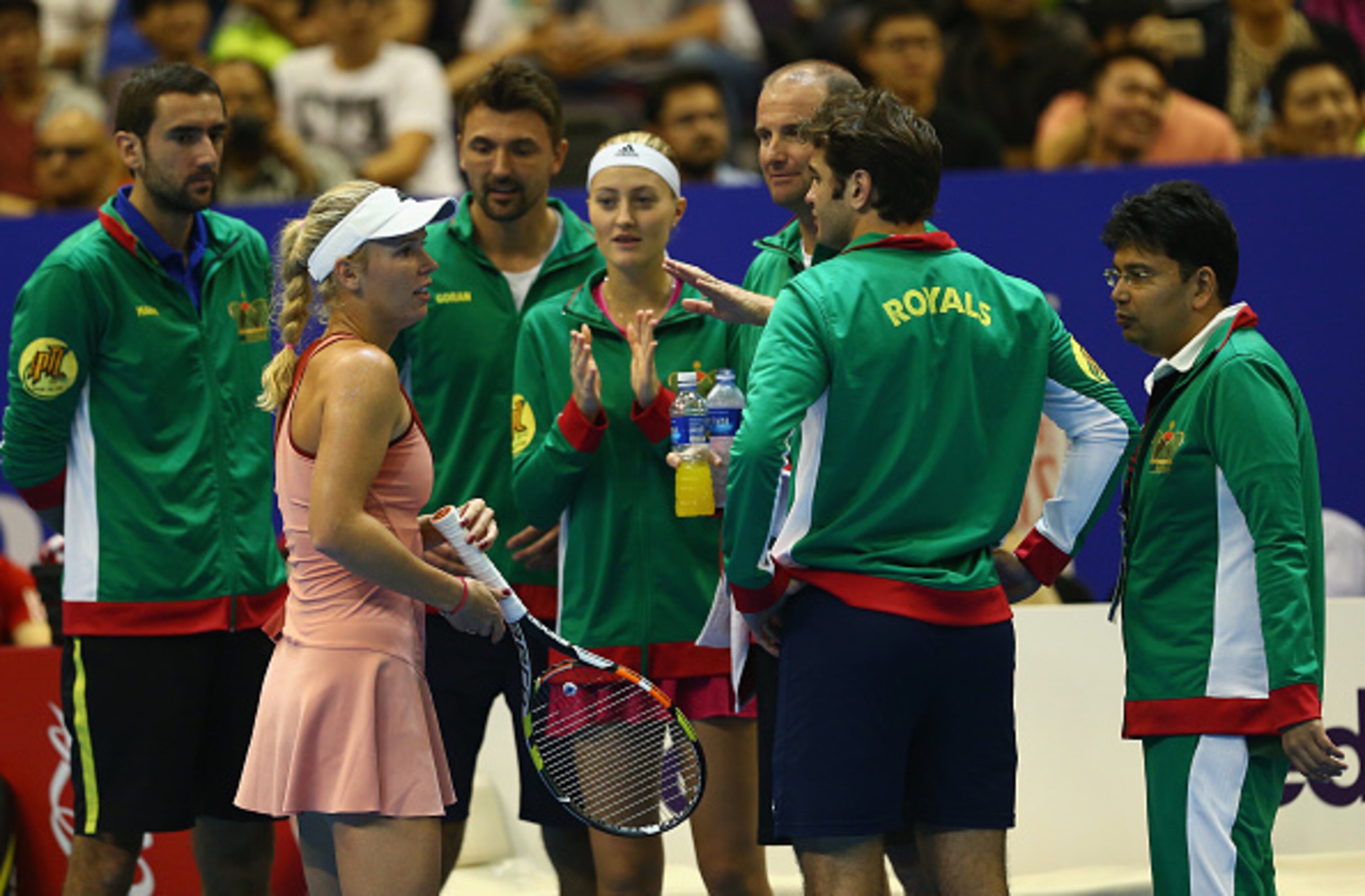 Caroline Wozniacki confers with her UAE Royals teammates.