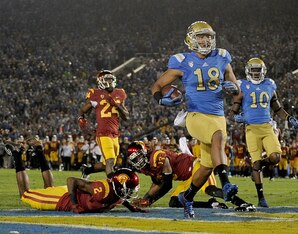 Thomas Duarte scoring on a long touchdown.