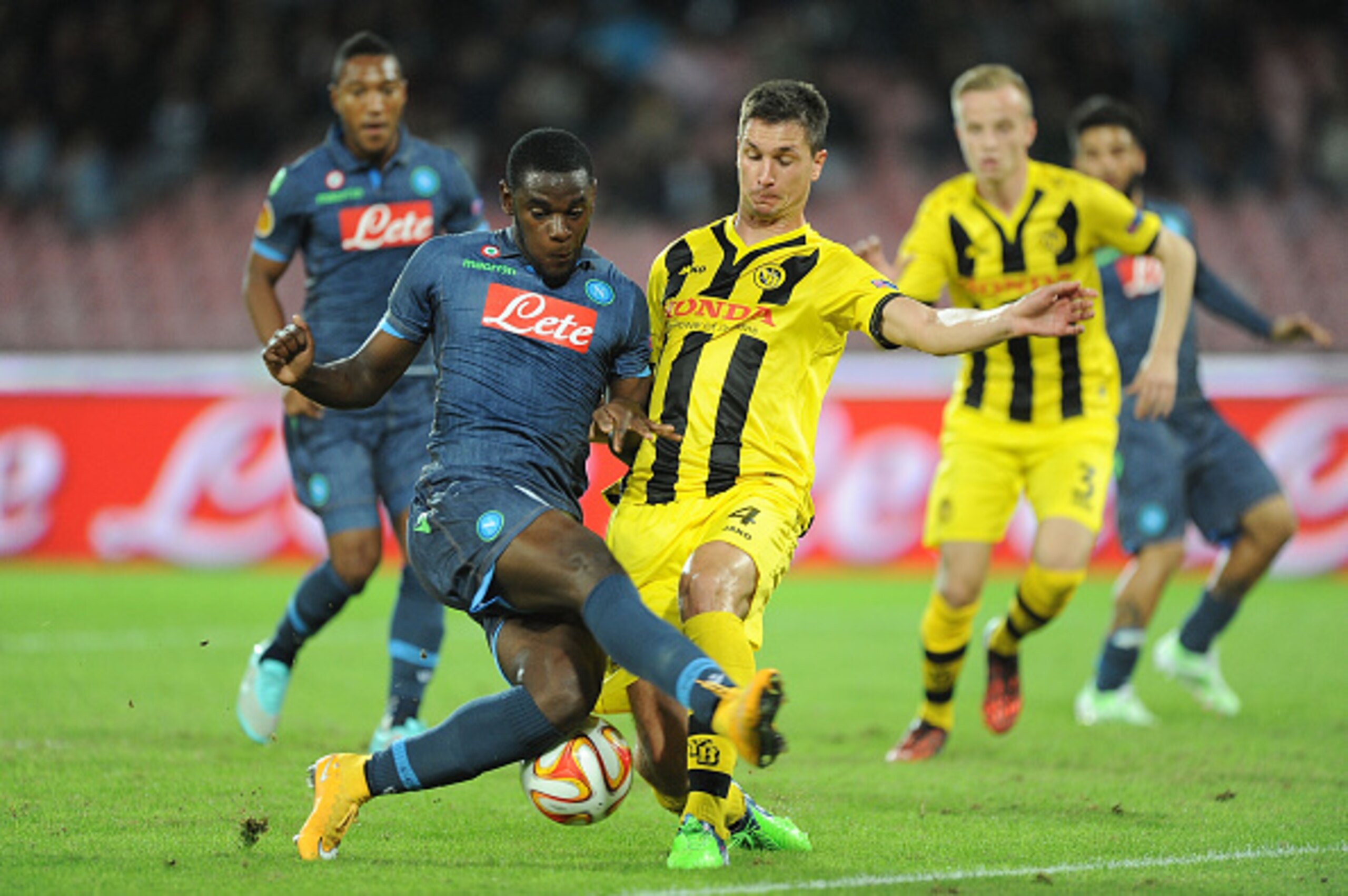 Napoli is already through—but a win would claim top spot.