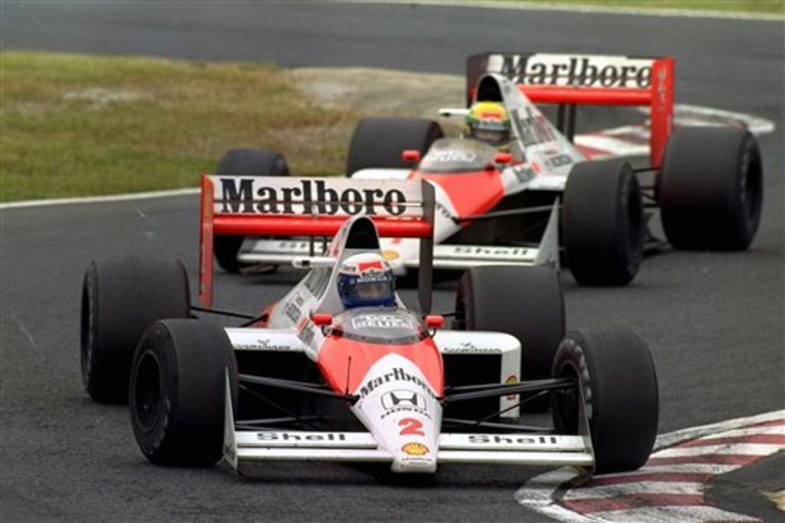 Alain Prost leads Ayrton Senna at the 1989 Japanese Grand Prix.