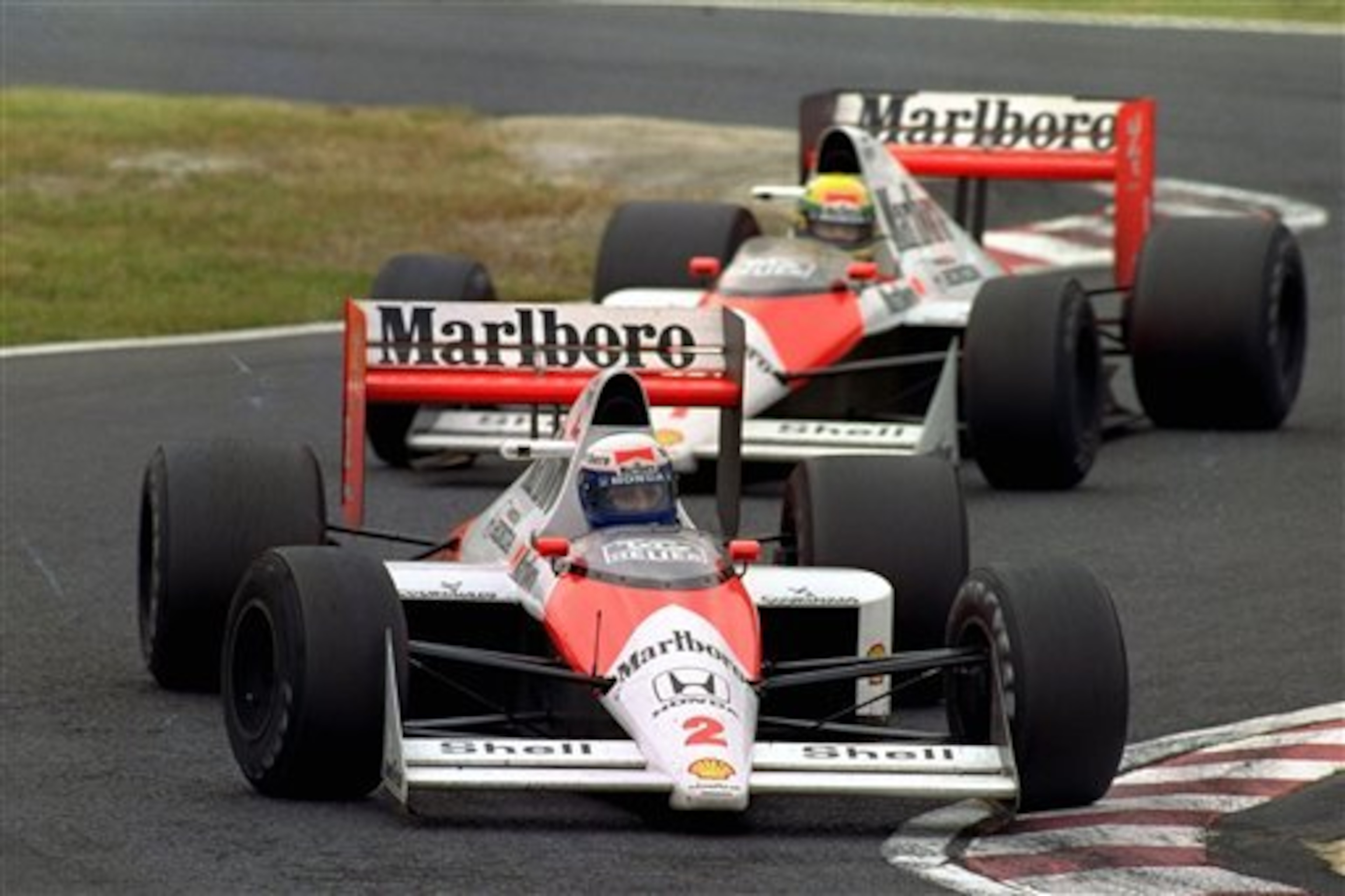 Alain Prost leads Ayrton Senna at the 1989 Japanese Grand Prix.