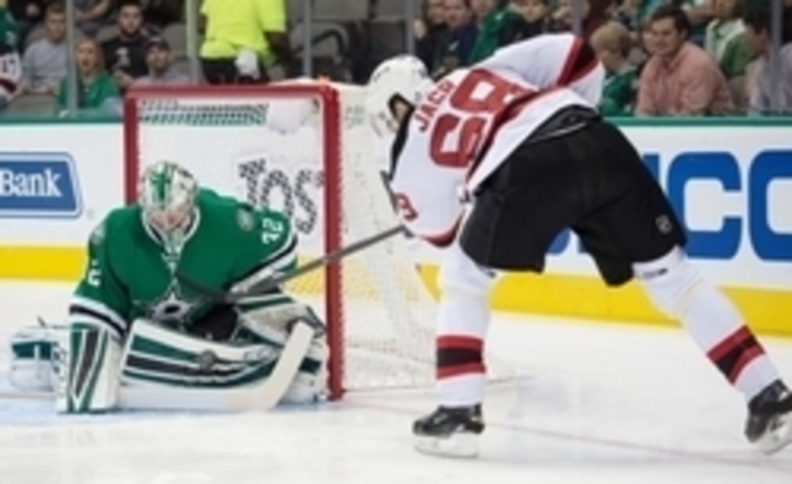 Jaromir Jagr tries to sneak a puck in at the near post against the Dallas Stars.